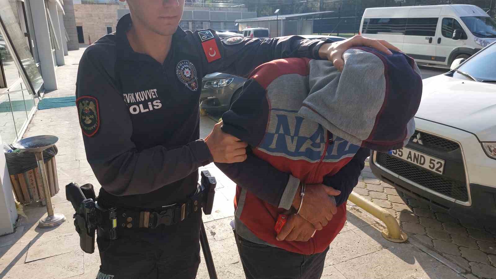 SAMSUN'DA YOLCU OTOBÜSÜ İÇİNDE TURŞU BİDONLARI NDA 7 KİLO 550 GRAM ESRARLA YAKALANAN İ.G. , ÇIKARILDIĞI MAHKEMECE TUTUKLANDI