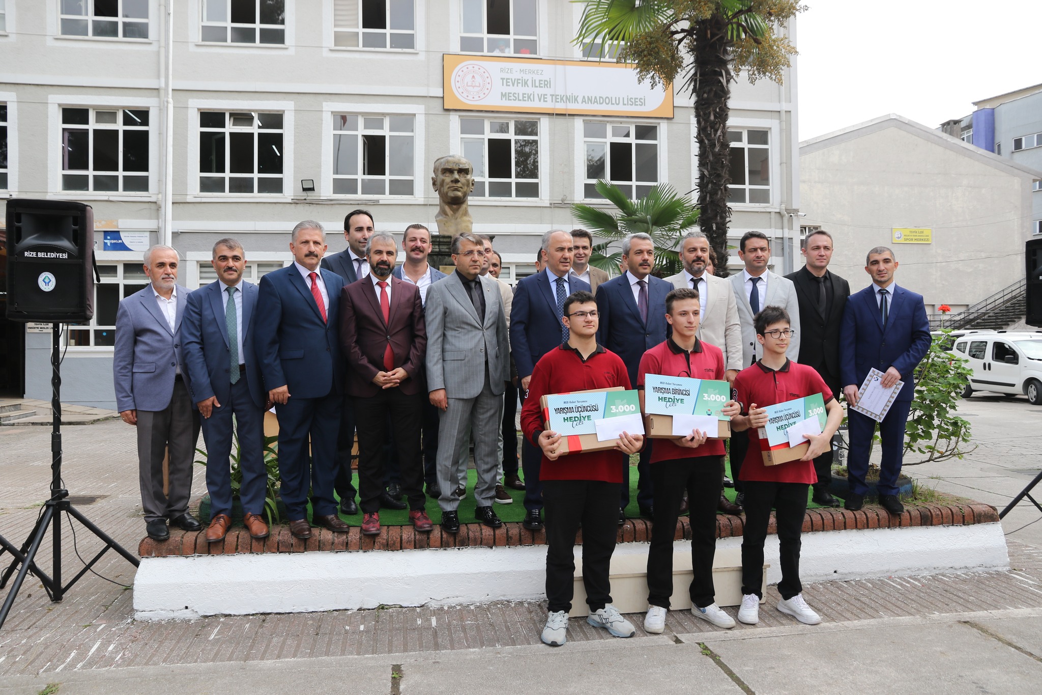 MİLLİ EĞİTİM BAKANLIĞINCA DÜZENLENEN ULUSLARARASI ROBOT YARIŞMASINDA 1.’LİK VE 3.’LÜK ELDE EDEN RİZE TEVFİK İLERİ MESLEKİ VE TEKNİK ANADOLU LİSESİ ÖĞRENCİLERİNE DÜZENLENEN TÖRENLE ÖDÜLLERİ VERİLDİ