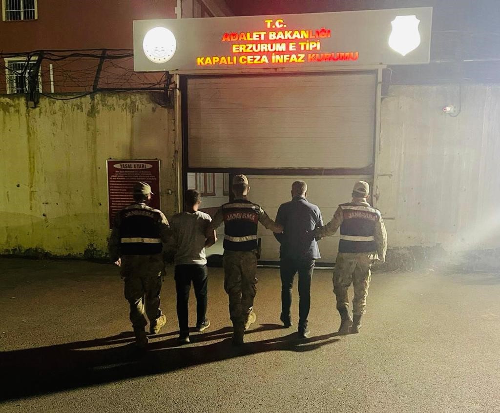 ERZURUM'UN KARAYAZI İLÇESİNDE, GÖÇMEN KAÇAKÇILIĞI YAPTIKLARI İDDİASIYLA GÖZALTINA ALINAN 4 ŞÜPHELİ SEVK EDİLDİKLERİ ADLİYE MAKAMLARCA TUTUKLANARAK CEZAEVİNE GÖNDERİLDİ