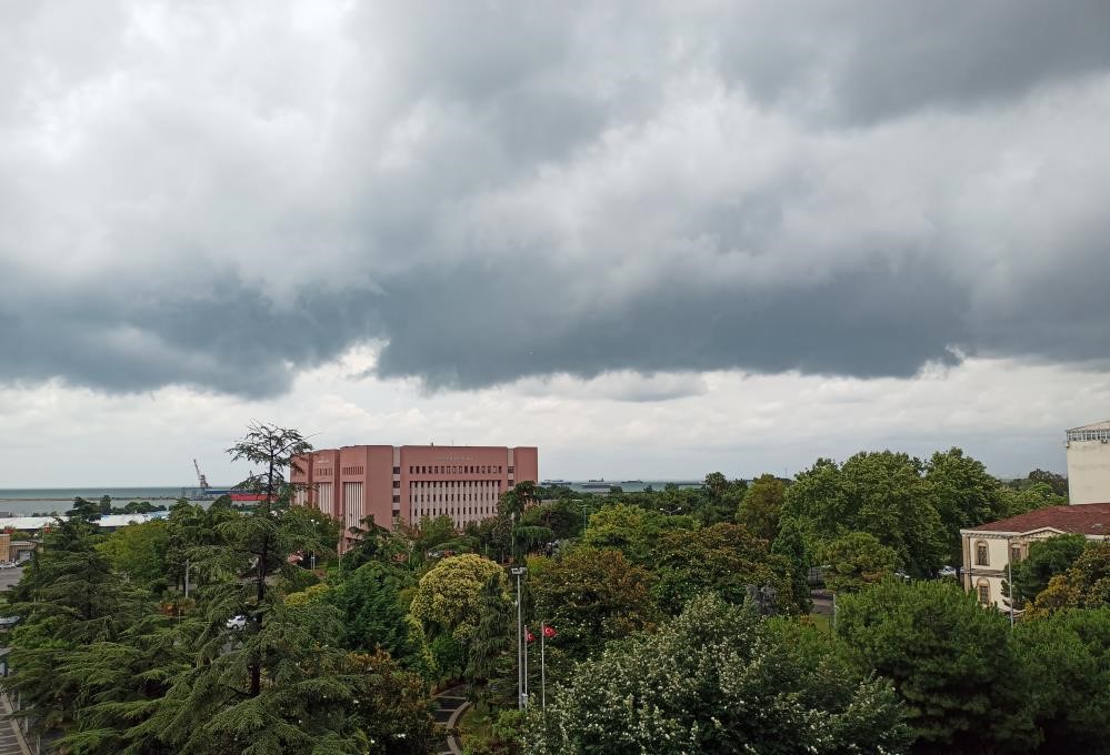 METEOROLOJİ 10. BÖLGE MÜDÜRLÜĞÜ'NDEN YAPILAN AÇIKLAMADA SAMSUN'DA KUVVETLİ, YER YER ÇOK KUVVETLİ VE GÖK GÜRÜLTÜLÜ SAĞANAK YAĞIŞ BEKLENİLDİĞİ BİLDİRİLDİ
