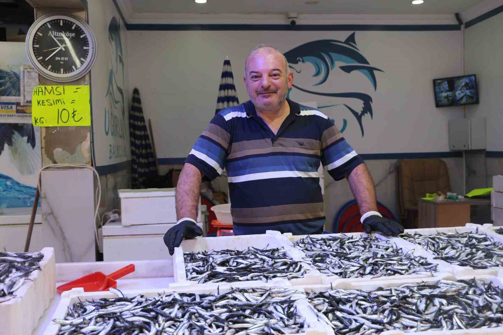 DENİZLERDE HAMSİ BOLLUĞU YAŞANIRKEN BALIKÇILAR, DENİZ SICAKLIĞININ DÜŞMESİYLE FARKLI BALIK TÜRLERİNİN DE TEZGAHLARDA YER ALMASINI BEKLİYOR