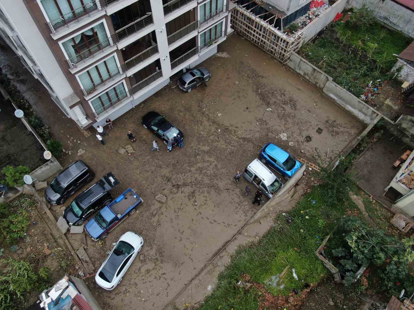 TRABZON'UN SÜRMENE İLÇESİNDE DÜN AKŞAM YAĞAN YOĞUN YAĞMUR SONRASI OLUŞAN SU BASKINLARININ ARDINDAN SULAR ÇEKİLİRKEN, BUGÜN TEMİZLEME ÇALIŞMALARI DEVAM EDİYOR