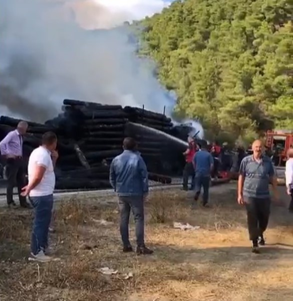 SAMSUN VEZİRKÖPRÜ - DURAĞAN KARAYOLU ÜZERİNDE TOMRUK YÜKLÜ TIR ALEVLERE TESLİM OLDU. YANGIN ÇOK BÜYÜMEDEN EKİPLERCE SÖNDÜRÜLDÜ