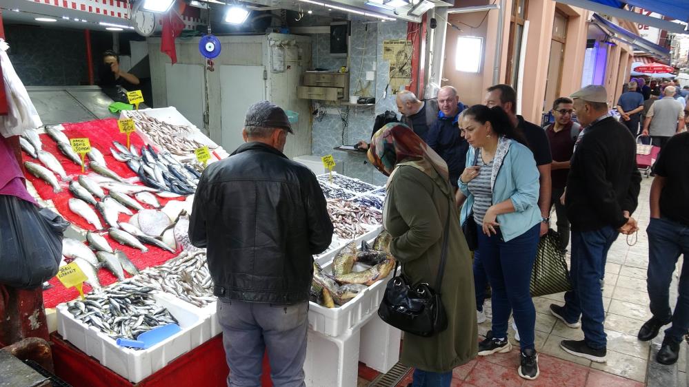 SAMSUN'DA KİLOSU 40 TL'DEN SATILAN HAMSİ, HAVALARIN BOZMASIYLA BİRLİKTE 70 TL'YE YÜKSELDİ