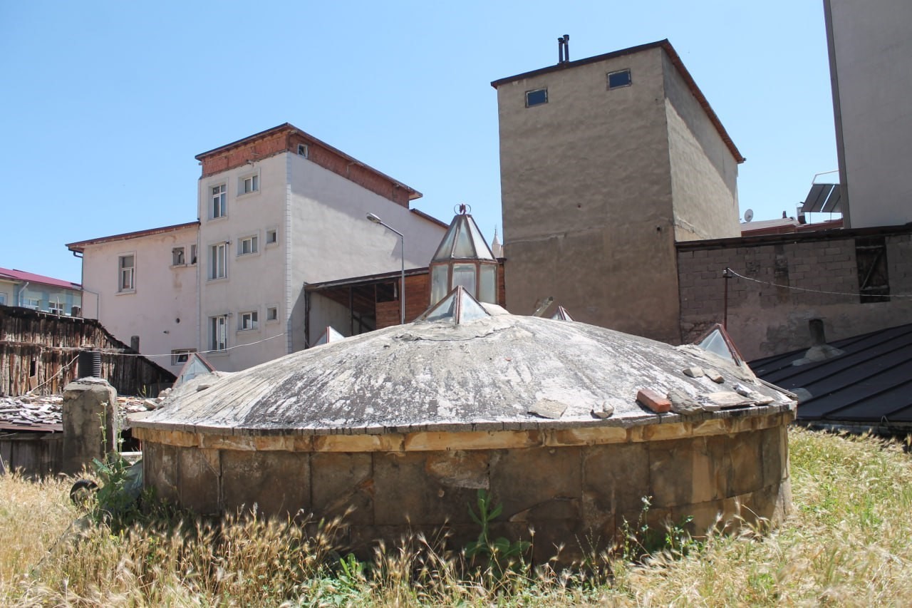 YETKİLİLERİN GÖRMEZDEN GELDİĞİ BAYBURT'UN EN ESKİ MEKANLARINDAN BİRİ OLAN VE YILLARA MEYDAN OKUYARAK GÜNÜMÜZE GELEN TARİHİ ÇARŞI HAMAMI RESTORE EDİLMEZSE TARİHE KARIŞACAK
