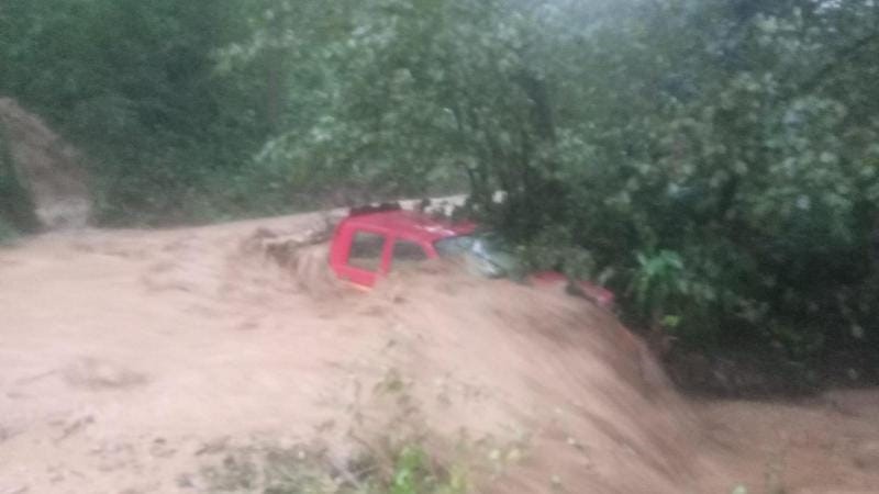 METEOROLOJİ İŞLERİ GENEL MÜDÜRLÜĞÜ TARAFINDAN RİZE İÇİN YAPILAN TURUNCU UYARININ ARDINDAN ARDEŞEN İLÇESİ'NDE ŞİDDETLİ YAĞIŞ ETKİLİ OLURKEN BİR ÇOK KÖY YOLU KAPANDI