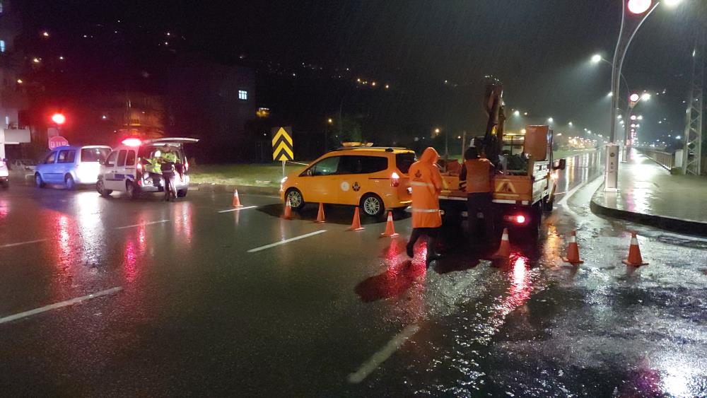 DÜN GECE RİZE’DEKİ AŞIRI YAĞIŞIN BİLANÇOSU. ARDEŞEN TUNCA’DA 4 VATANDAŞ EVLERİNDEN TAHLİYE EDİLDİ. 9 İLÇEDE 55 KÖY İÇİ YOL AÇMA ÇALIŞMLARI DEVAM EDİYOR