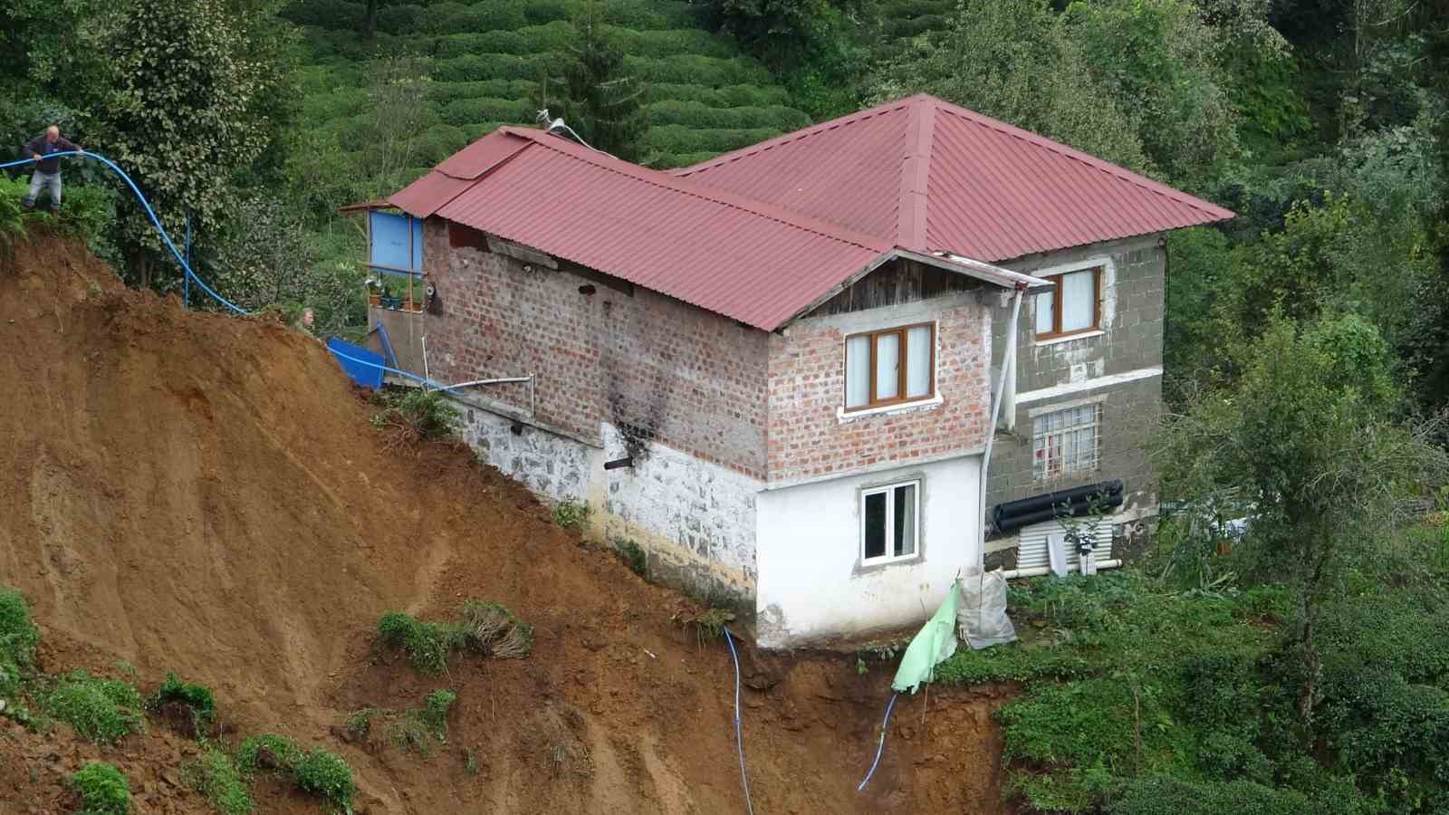 RİZE'DE DÜN AKŞAM SAĞANAK YAĞIŞLA BERABER MEYDANA GELEN HEYELANDAN ÖTÜRÜ SALARHA BELDESİ'NE BAĞLI KASARCILAR MAHALLESİNDE 2 EV TEDBİR AMACIYLA BOŞALTILDI
