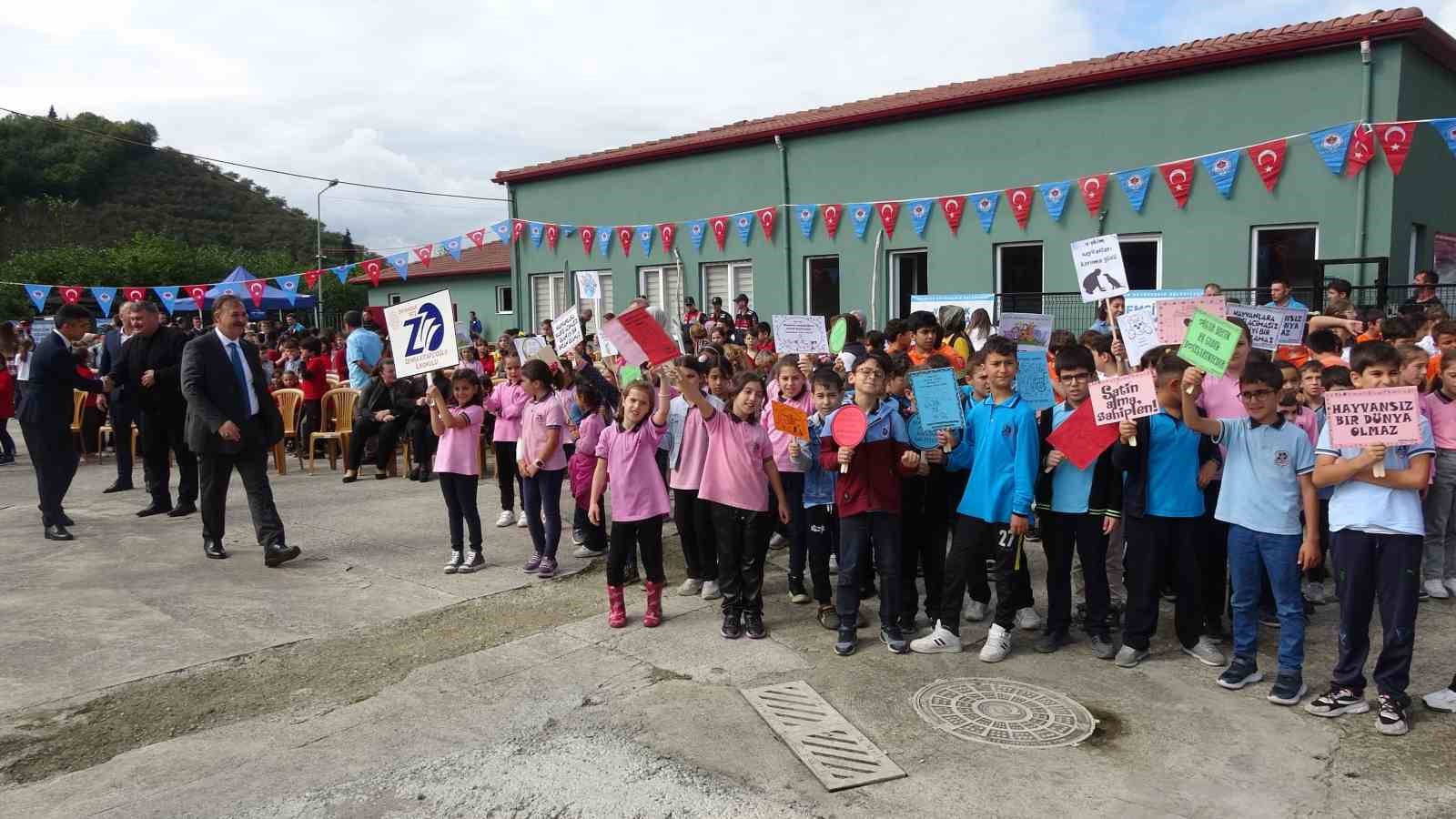 TRABZON'DA KURULAN SOKAK HAYVANLARI GEÇİCİ BAKIMEVİ VE REHABİLİTASYON MERKEZİ'NDE 4 EKİM DÜNYA HAYVANLARI KORUMA GÜNÜ'NDE DÜZENLENEN ETKİNLİKTE İLKOKUL ÖĞRENCİLERİ SOKAK HAYVANLARI İLE VAKİT GEÇİRDİ