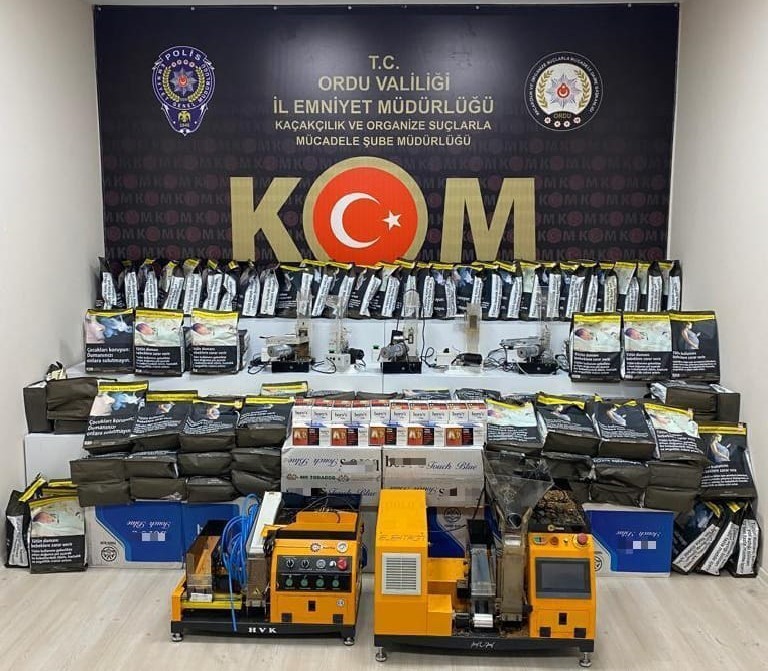 ORDU'DA POLİS EKİPLERİ TARAFINDAN KAÇAKÇILIK İLE MÜCADELE ÇERÇEVESİNDE YÜRÜTÜLEN OPERASYONLARDA ÇOK SAYIDA KAÇAK ÜRÜN VE RUHSATSIZ TABANCA ELE GEÇİRİLDİ, ŞÜPHELİ 4 ŞAHIS HAKKINDA ADLİ İŞLEM YAPILDI
