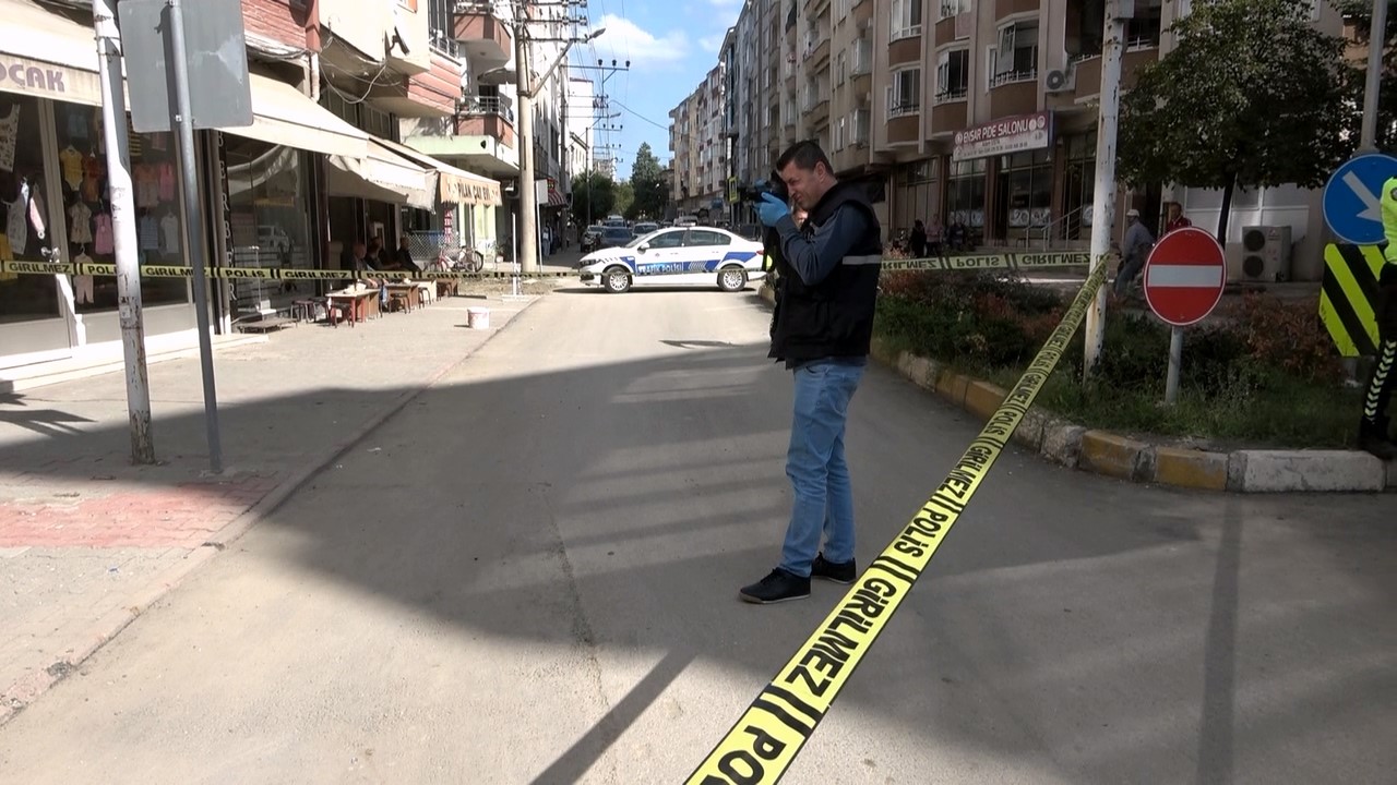SAMSUN'UN BAFRA İLÇESİ İSHAKLI MAHALLESİ İSHAKLI CADDESİ'NDE YOLDA YÜRÜRKEN UĞRADIĞI SİLAHLI SALDIRI SONUCU YARALANAN SARUHAN KAPLAN HASTANEYE KALDIRILDI