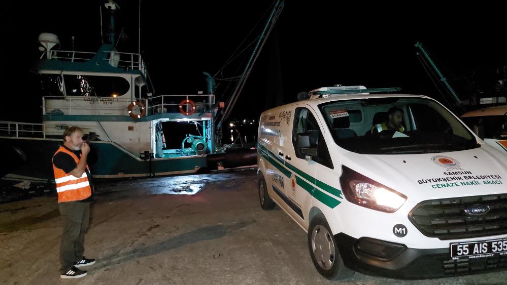 SAMSUN’DA BALIKÇI TEKNESİYLE DENİZE AÇILAN BALIKÇILARIN AĞINA CESET TAKILDI. TANINMAZ HALDE OLAN KİMLİĞİ BELİRSİZ CESET, SAVCININ TALİMATI DOĞRULTUSUNDA OTOPSİ İÇİN MORGA KALDIRILDI