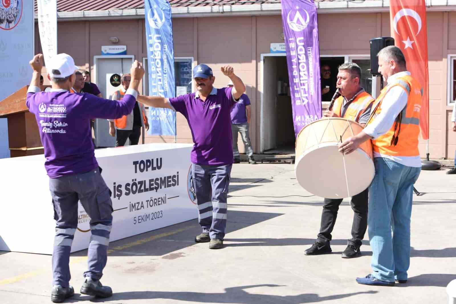 ORDU'NUN ALTINORDU BLD. BAŞKANI AŞKIN TÖREN, İŞÇİ MAAŞLARINDA YÜZDE 170'E VARAN BİR ARTIŞ GERÇEKLEŞTİRDİKLERİNİ, EN DÜŞÜK İŞÇİ MAAŞININ 23 BİN TL'YE YÜKSELİNCE İŞÇİLER MUTLULUKLARINI DAVUL-ZURNA EŞLİĞİNDE OYNA