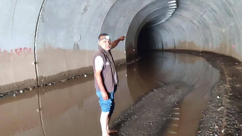 KORKU TÜNELİ ÇÖZÜM BEKLİYOR. ERZURUM'UN UZUNDERE İLÇESİNDE SEYİTEFENDİ KÖYÜ SAKİNLERİNİN SIKÇA KULLANDIĞI TÜNEL ÖZELLİKLE YOĞUN YAĞIŞLARIN OLDUĞU ZAMANLARDA TEHLİKEYİ DE BERABERİNDE GETİRİYOR