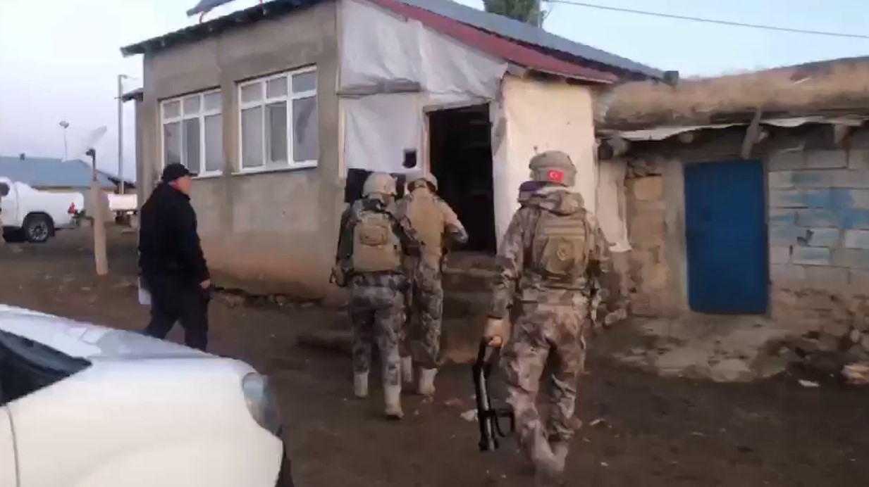 ERZURUM EMNİYET MÜDÜRLÜĞÜ TERÖRLE MÜCADELE ŞUBE MÜDÜRLÜĞÜNCE GERÇEKLEŞTİRİLEN OPERASYONLARDA 12 ŞAHIS GÖZALTINA ALINDI