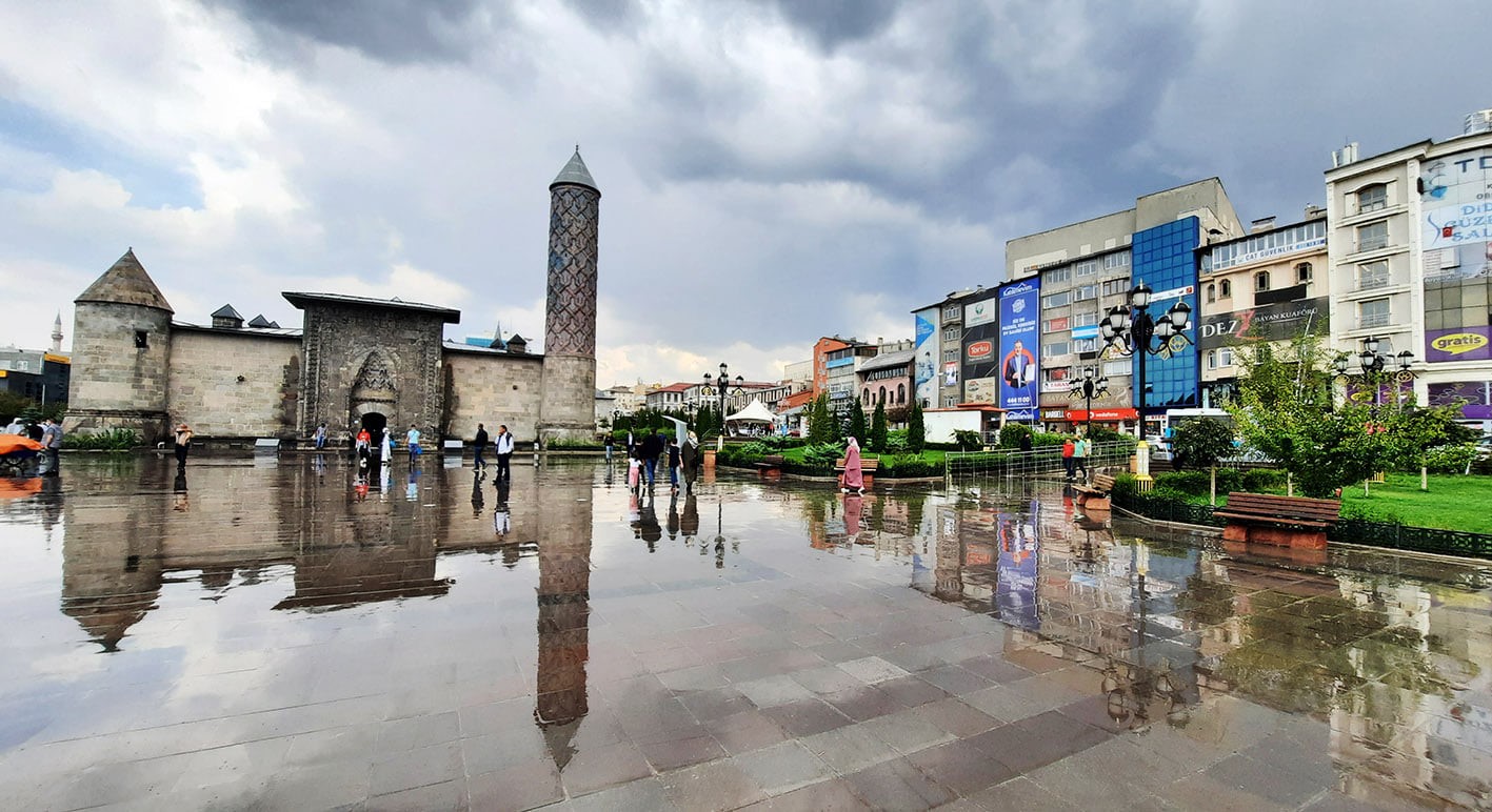 METEOROLOJİ ERZURUM 12. BÖLGE MÜDÜRLÜĞÜ ERZURUM VE ÇEVRESİ İÇİN KUVVETLİ RÜZGAR VE FIRTINA UYARISINDA BULUNDU