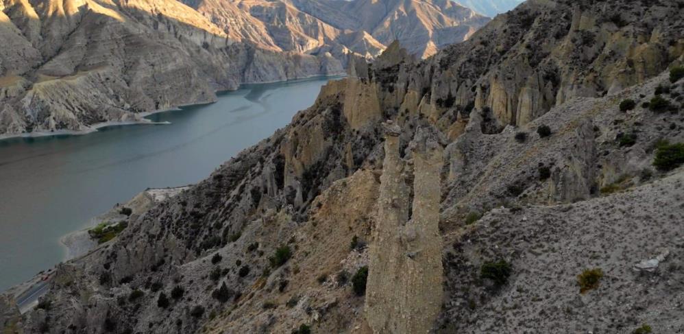 ERZURUM’UN PERİ BACALARI KEŞFEDİLMEYİ BEKLİYOR. ERZURUM'DA TORTUM GÖLÜ KENARINDA BULUNAN VE KAPADOKYA'YI ANDIRAN PERİ BACALARI BENZERİ OLUŞUMLAR GÖRENLERİ ADETA BÜYÜLÜYOR
