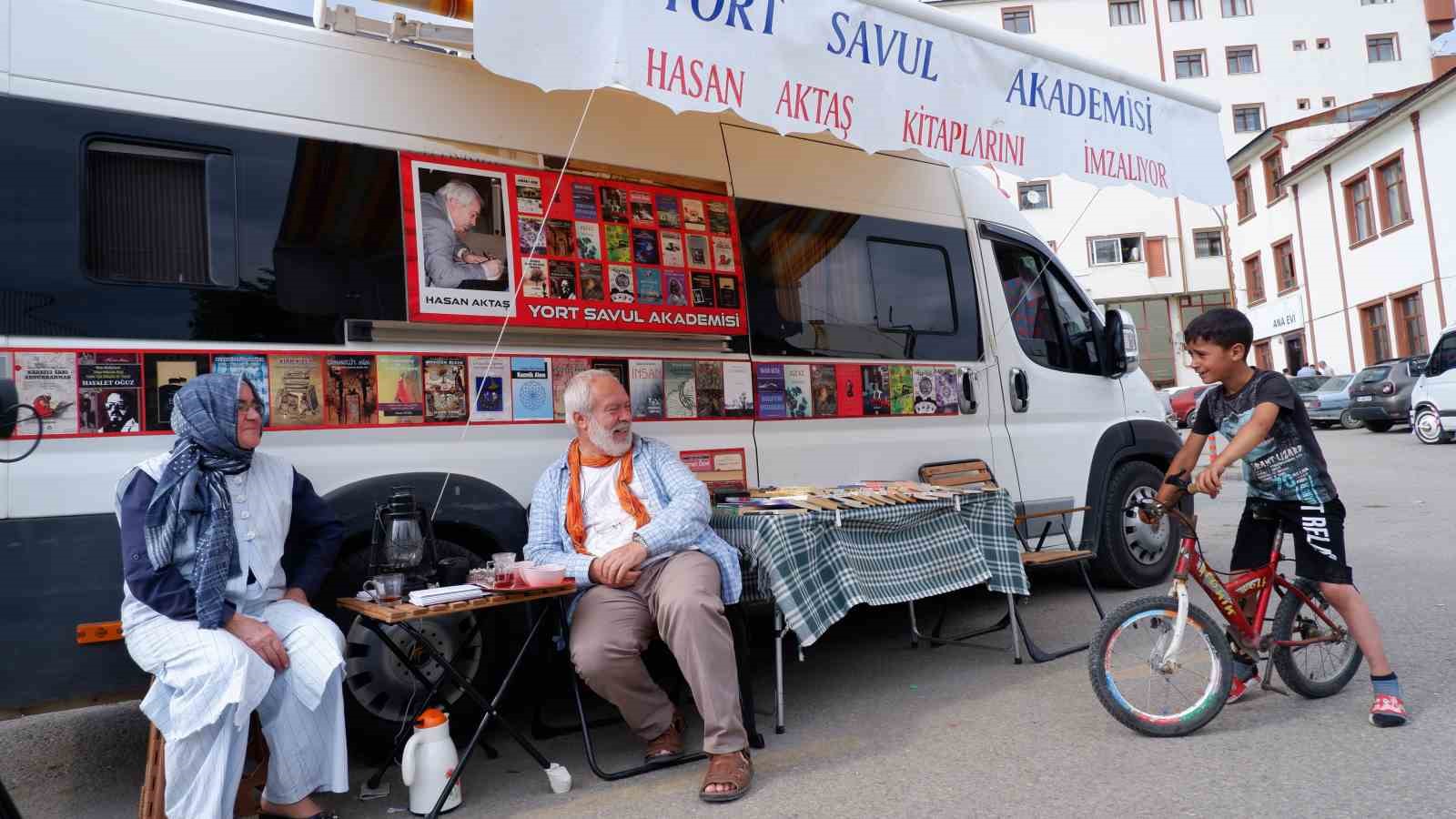 EŞİ İLE BİRLİKTE ÖMRÜNÜ KİTABA VE OKUMAYA ADAYAN HASAN AKTAŞ, "KİTAP KARAVAN" İLE ANADOLU'NUN DÖRT BİR TARAFINI ADIM ADIM GEZİYOR