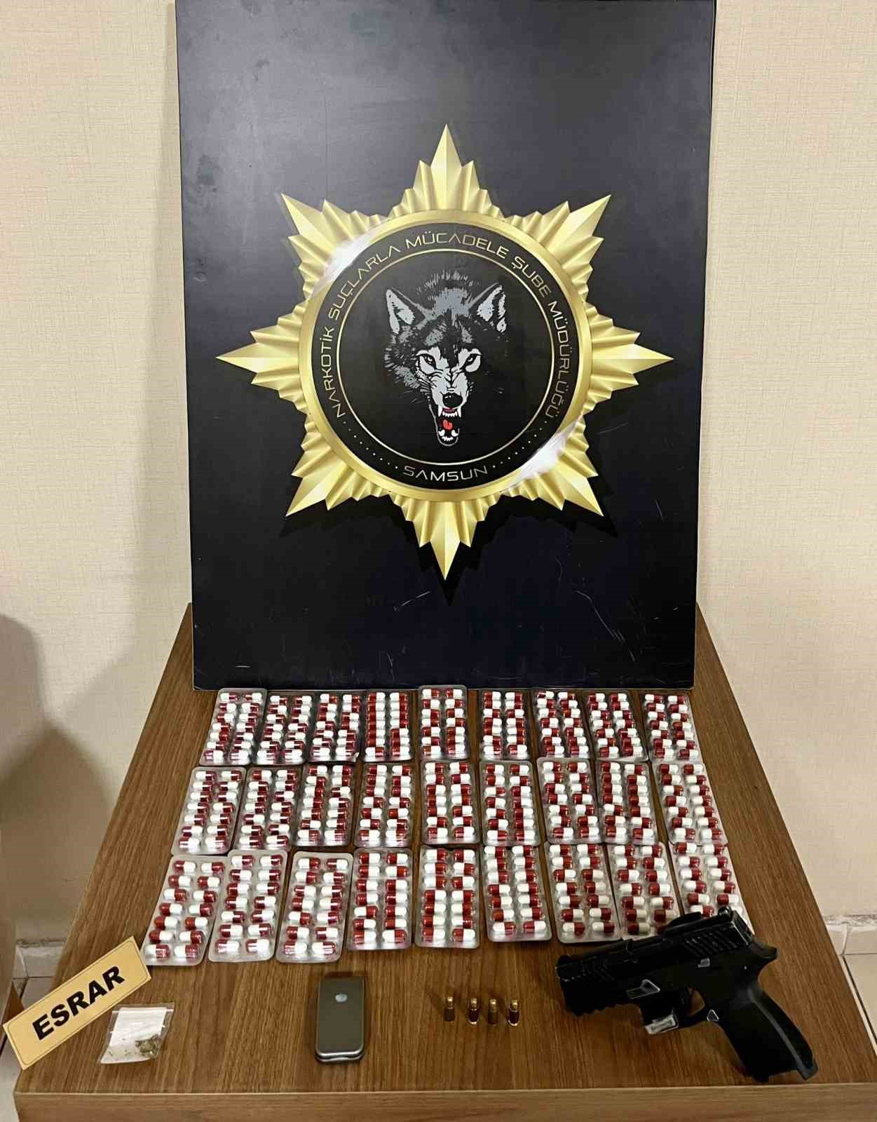 SAMSUN'DA NARKOTİK POLİSİ TARAFINDAN DÜZENLENEN UYUŞTURUCU UYGULAMASINDA UYUŞTURUCU VE SİLAHLA BİRLİKTE TOPLAM 23 KİŞİ YAKALANDI