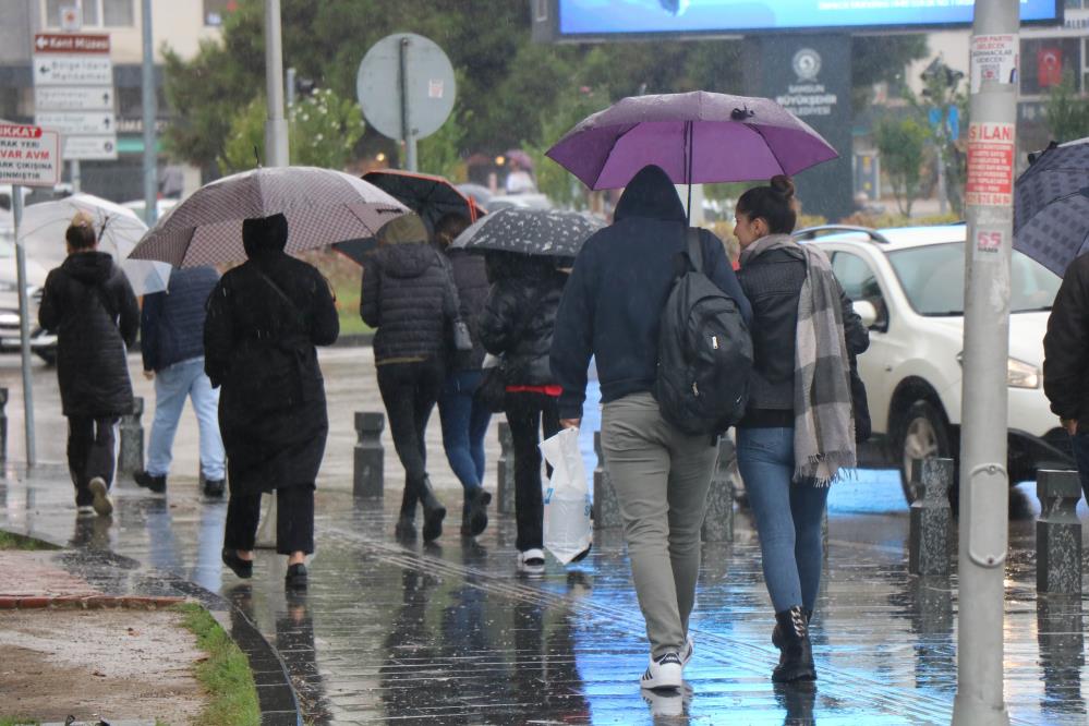 SAMSUN'DA SAĞANAK ETKİLİ OLURKEN, METEOROLOJİDEN ANİ SEL, SU BASKINI, HEYELAN VE ULAŞIMDA AKSAMALAR GİBİ KONULARDA DİKKATLİ OLUNMASI UYARISI YAPILDI