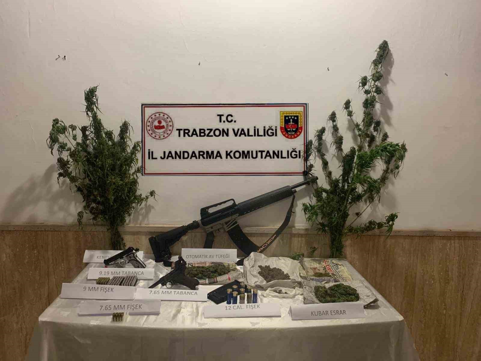 TRABZON’DA JANDARMADAN UYUŞTURUCU OPERASYONUNDA M.A. İSİMLİ ŞAHSIN EVİNDE 818,6 GRAM KUBAR ESRAR, 2 ADET RUHSATSIZ TABANCA, 1 ADET RUHSATSIZ AV TÜFEĞİ İLE 146 ADET ÇEŞİTLİ ÇAPLARDA FİŞEK ELE GEÇİRİLDİ