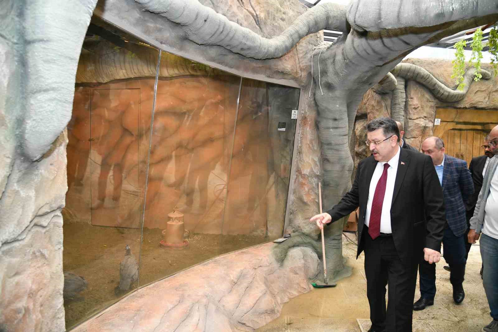ORTAHİSAR BELEDİYESİ TRABZON AKVARYUM'UN ÇIKIŞ KISMINDA TABAKHANE VADİSİ'NDE 12 EKİM PERŞEMBE GÜNÜ SAAT 16.00'DA RESMİ AÇILIŞI GERÇEKLEŞTİRİLECEK OLAN KUŞ PARKI'NDA PAPAĞANDAN, TAVUS KUŞUNA KADAR BİRÇOK K