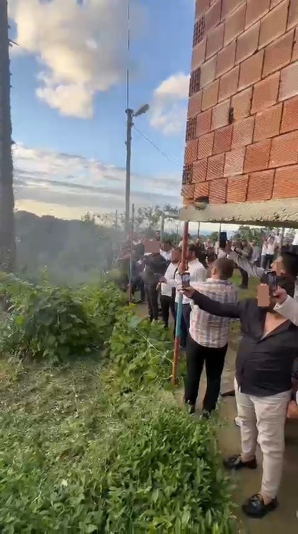 TRABZON'UN OF İLÇESİNDE BİR DÜĞÜNDE YAN YANA DİZİLEREK SİLAHLARI ATEŞLEYEN 7 ŞÜPHELİ GÖZALTINA ALINDI