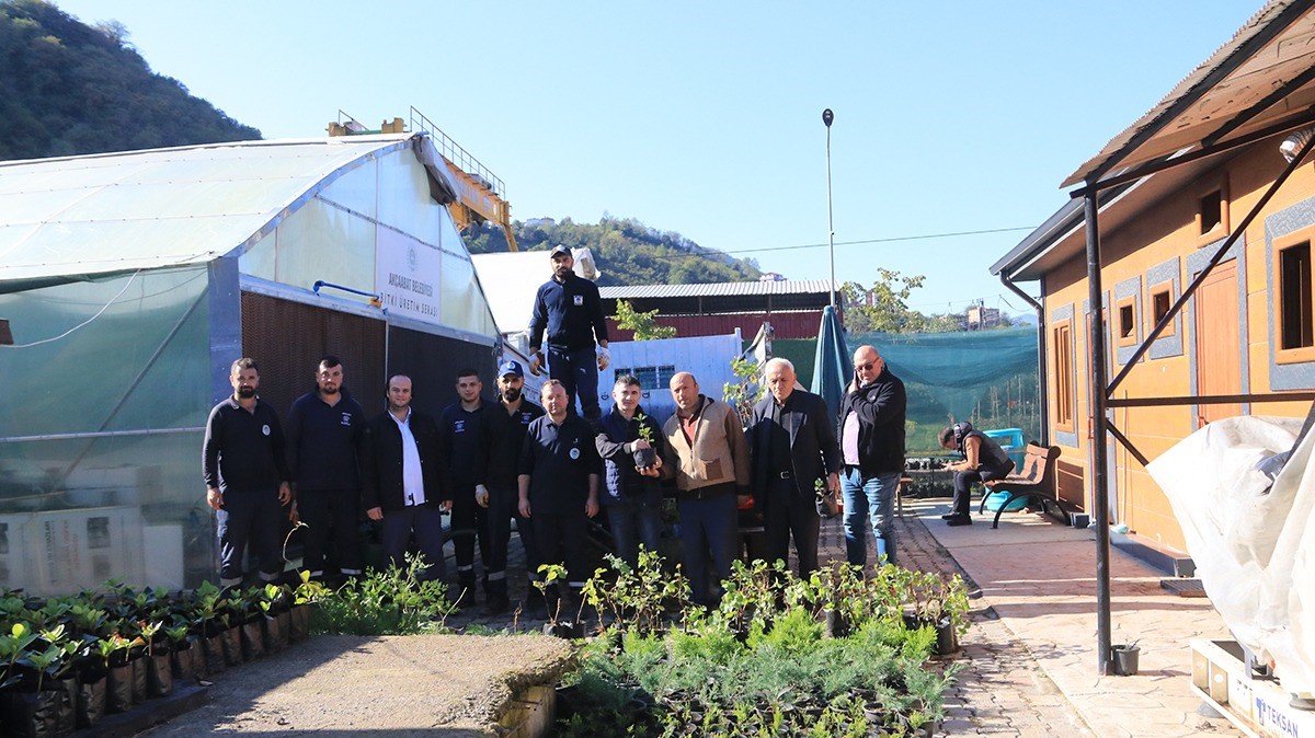 TRABZON'DA AKÇAABAT BELEDİYESİ BÜNYESİNDEKİ SERALARDA YETİŞTİRİLEN 15 BİN 750 ADET ARONYA MEYVE FİDANI ÇİFTÇİLERE DAĞITILDI