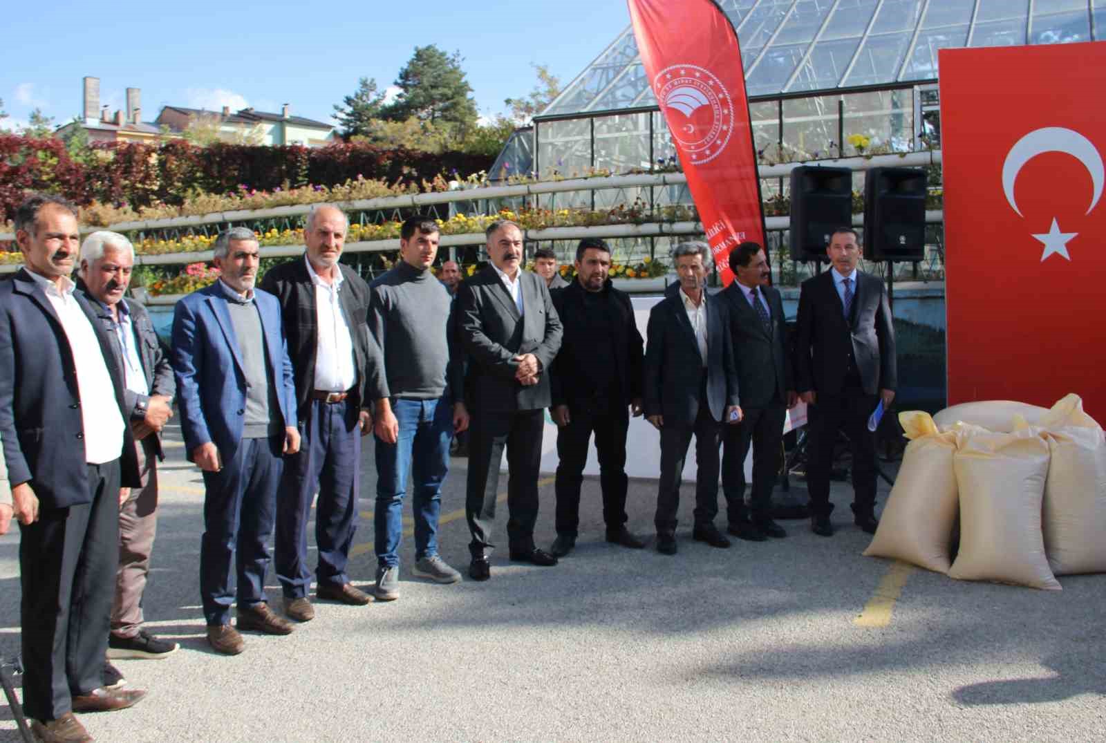 ERZURUM İL TARIM VE ORMAN MÜDÜRLÜĞÜ, "TARIM ARAZİLERİNİN KULLANIMININ ETKİNLEŞTİRİLMESİ" ÇERÇEVESİNDE ÇİFTÇİLERE TOHUMLUK BUĞDAY DAĞITTI. 2000 ÇEŞİDİ OLAN BUĞDAYIN ERZURUM'DAKİ BİN 300 ÇİFTÇİYE ULAŞTIRILMASI H