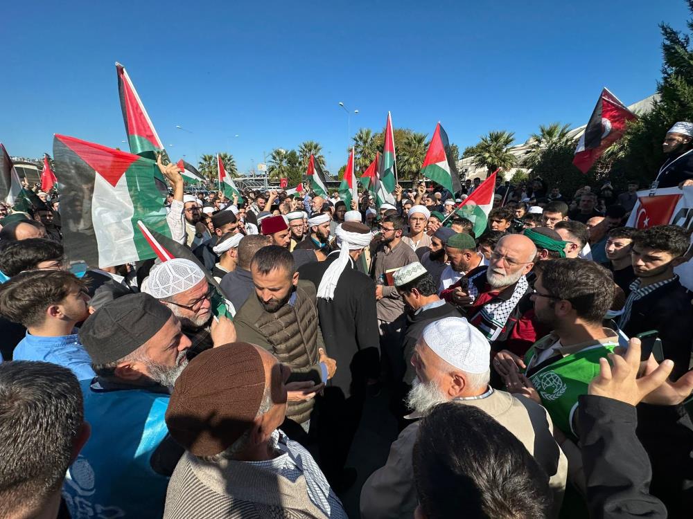 SAMSUN'DA CUMA NAMAZI ÇIKIŞI TOPLANAN KALABALIK GRUP, İSRAİL'İN SALDIRILARINDA FİLİSTİN'DE HAYATINI KAYBEDENLER İNSANLAR İÇİN GIYABI CENAZE NAMAZI KILDI. VATANDAŞLAR İSRAİL'E TEPKİ GÖSTERDİ VE FİLİSTİN