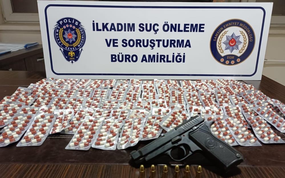 SAMSUN'DA POLİS TARAFINDAN YAPILAN ÇALIŞMADA 1338 ADET SENTETİK ECZA ELE GEÇİRİLİRKEN, OLAYLA İLGİLİ 3 KİŞİ GÖZALTINA ALINDI