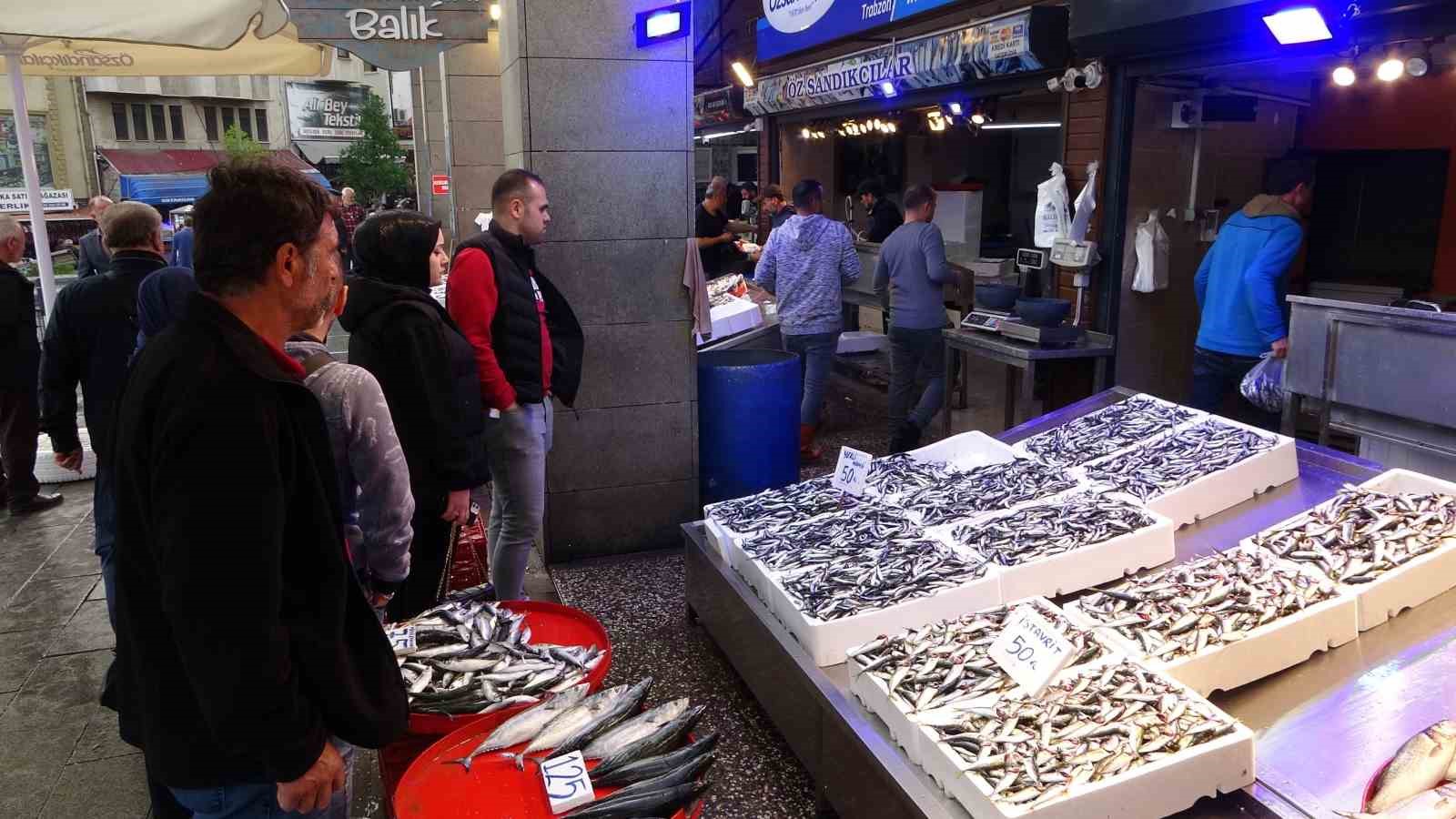 SEZON BAŞINDAN BERİ GENELLİKLE BATI KARADENİZ TARAFLARINDA AVLANARAK TRABZON'DA SATIŞA SUNULAN HAMSİ, BUGÜNLERDE ARTIK TRABZON AÇIKLARINDA AVLANARAK TEZGÂHLARDA YERİNİ ALDI