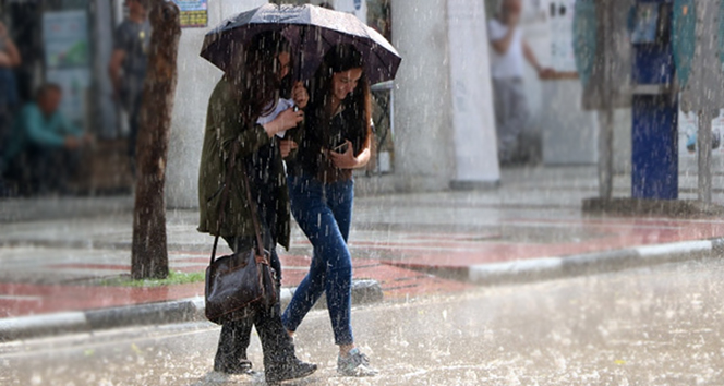 METEOROLOJİ GENEL MÜDÜRLÜĞÜNDEN ALINAN TAHMİNLERE GÖRE YAĞIŞLARIN, TRABZON'UN DOĞUSU İLE RİZE VE ARTVİN'İN KIYI KESİMLERİNDE YER YER KUVVETLİ OLMASI BEKLENİYOR