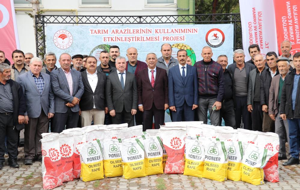 BİTKİSEL YAĞ KAYNAKLARINDAN BİRİ OLAN KANOLA TOHUMU, SAMSUN'UN HAVZA İLÇESİNDE ÇİFTÇİLERE DAĞITILDI