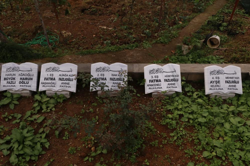 RİZE’NİN KALKANDERE İLÇESİNİN HÜSEYİN HOCA KÖYÜNDE YANYANA DURAN 4 MEZAR TAŞI GÖRENLERİ HEM DÜŞÜNDÜRÜYOR HEM GÜLDÜRÜYOR. ÇOCUKLARI HARUN FAZLIOĞLU’NUN YANINDA ÖLEN 3 EŞİ VE YAŞAYAN 3.EŞİNİN MEZARINI YAPTILAR