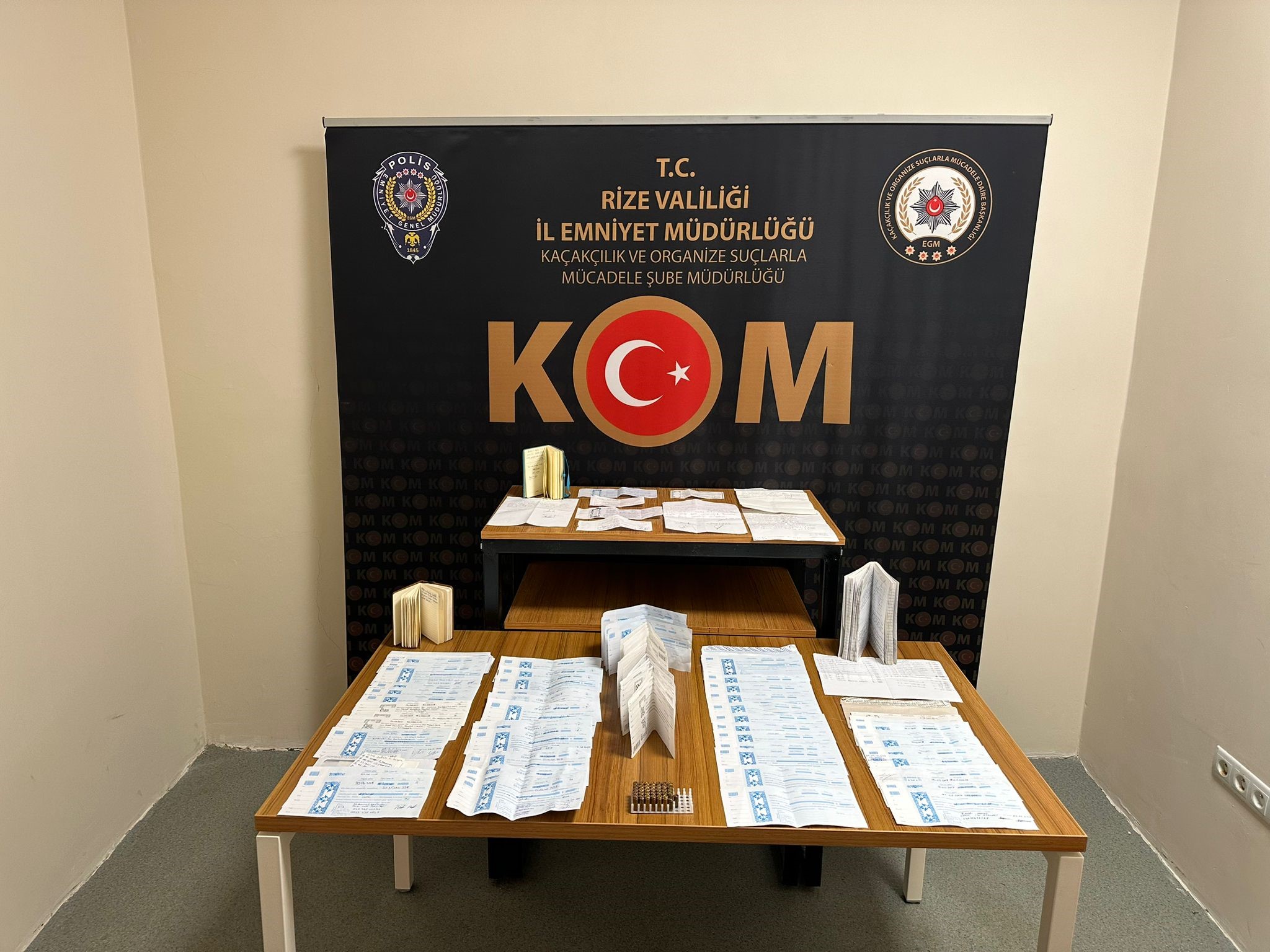 RİZE EMNİYETİ'NE ULAŞAN BİLGİ ÜZERİNE TEFECİLİK YAPTIĞI TESPİT EDİLEN 3 KİŞİ GÖZALTINA ALINDI