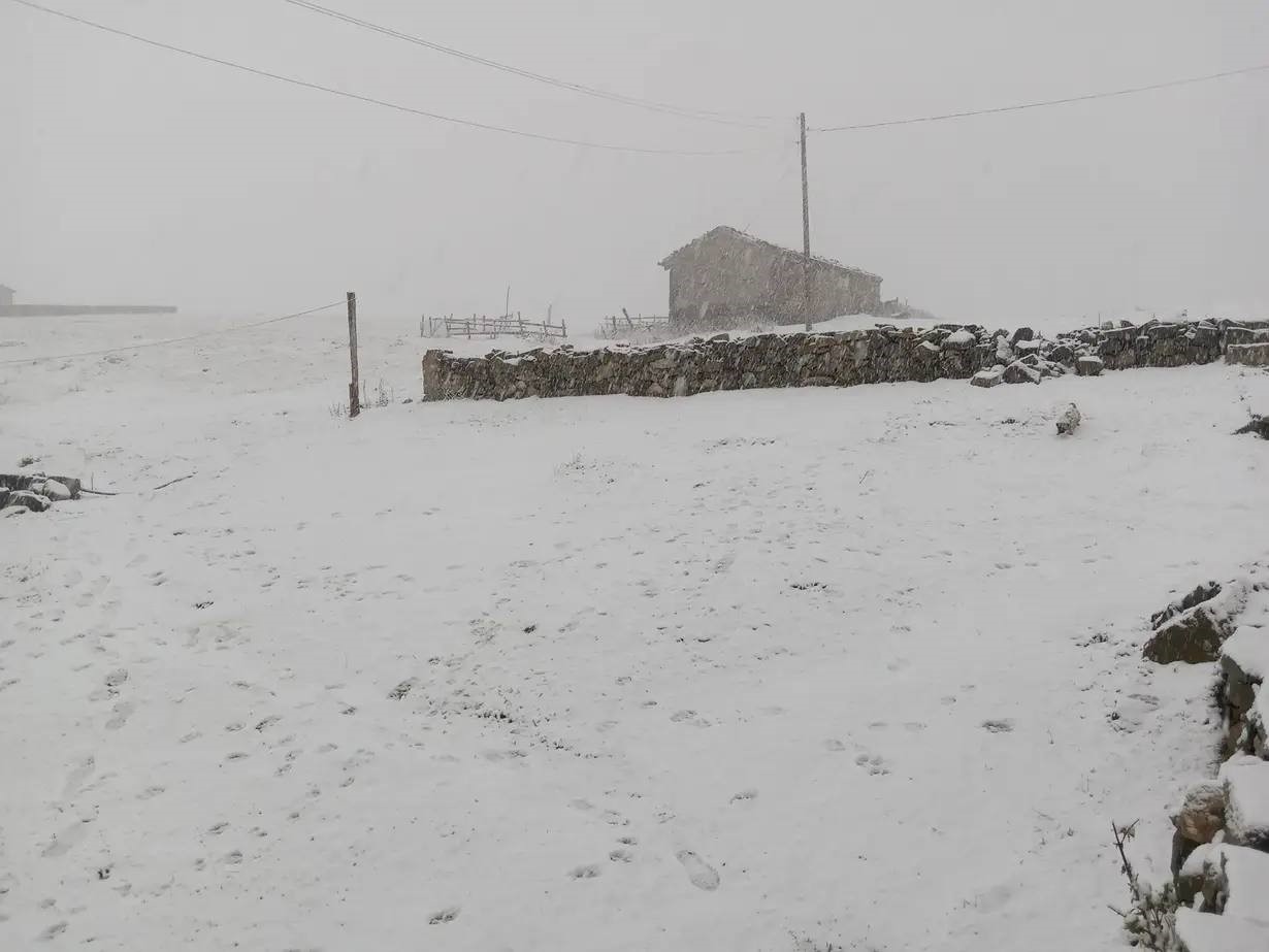 HAVA SICAKLIKLARININ MEVSİM NORMALLERİNE DÖNMESİYLE BİRLİKTE BAYBURT'UN 3 BİN 500 RAKIMLI SOĞANLI DAĞI'NDA KAR YAĞIŞI ETKİLİ OLDU