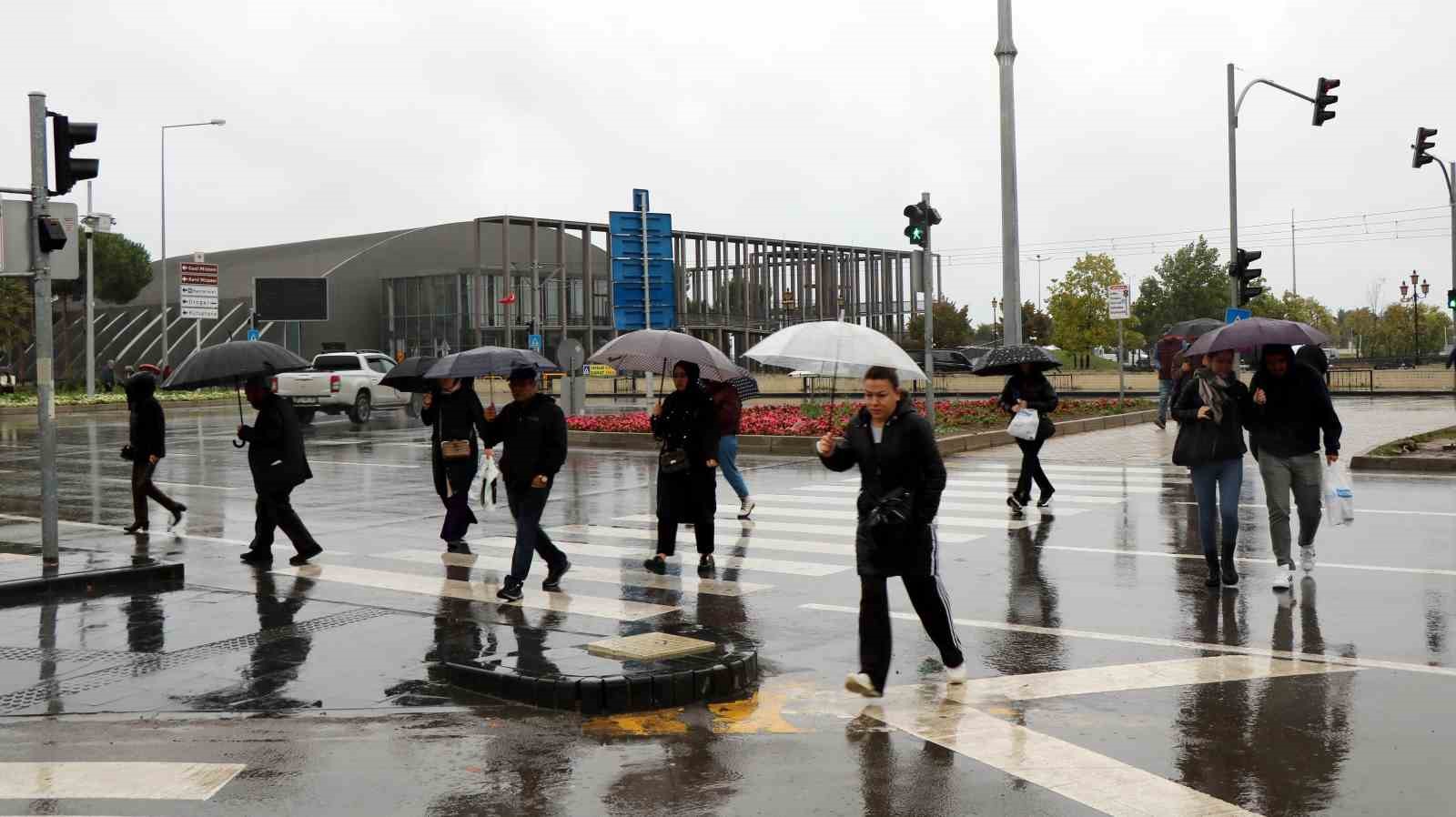 SAMSUN’DA METREKAREYE 57,7 KİLO YAĞIŞ DÜŞTÜ. SON GÜNLERDE YAĞMURLU HAVANIN ETKİSİ ALTINDA OLAN SAMSUN'DA SAĞANAK SABAH SAATLERİNE KADAR DEVAM ETTİ