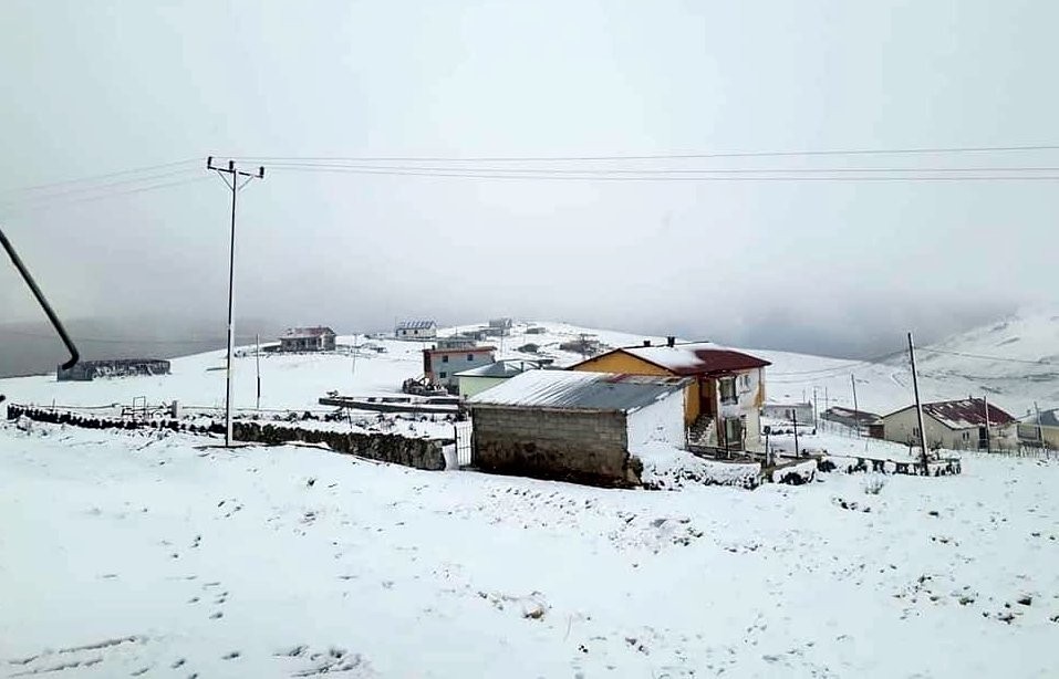 BAYBURT'TA GECEDEN İTİBAREN ETKİSİNİ GÖSTEREN SOĞUK VE YAĞMUR, YÜKSEK KESİMLERDE YERİNİ KARA BIRAKTI