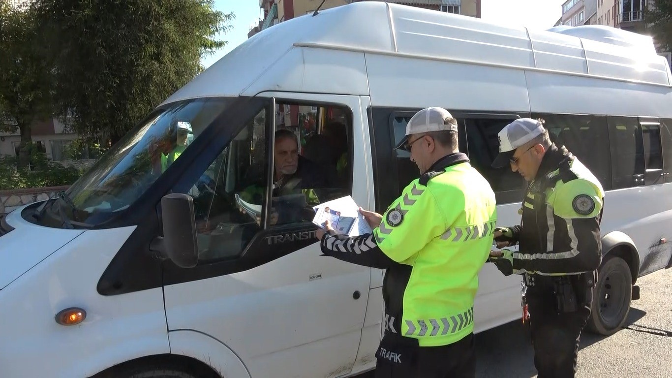 SAMSUN'DA SABAH SAATLERİNDE 55 NOKTADA OKUL SERVİS ARAÇLARINA DÜZENLENEN DENETİMDE 49 ARACA TOPLAM 47 BİN 653 TL İDARİ PARA CEZASI UYGULANDI, 14 ARAÇ İSE TRAFİKTEN MEN EDİLDİ