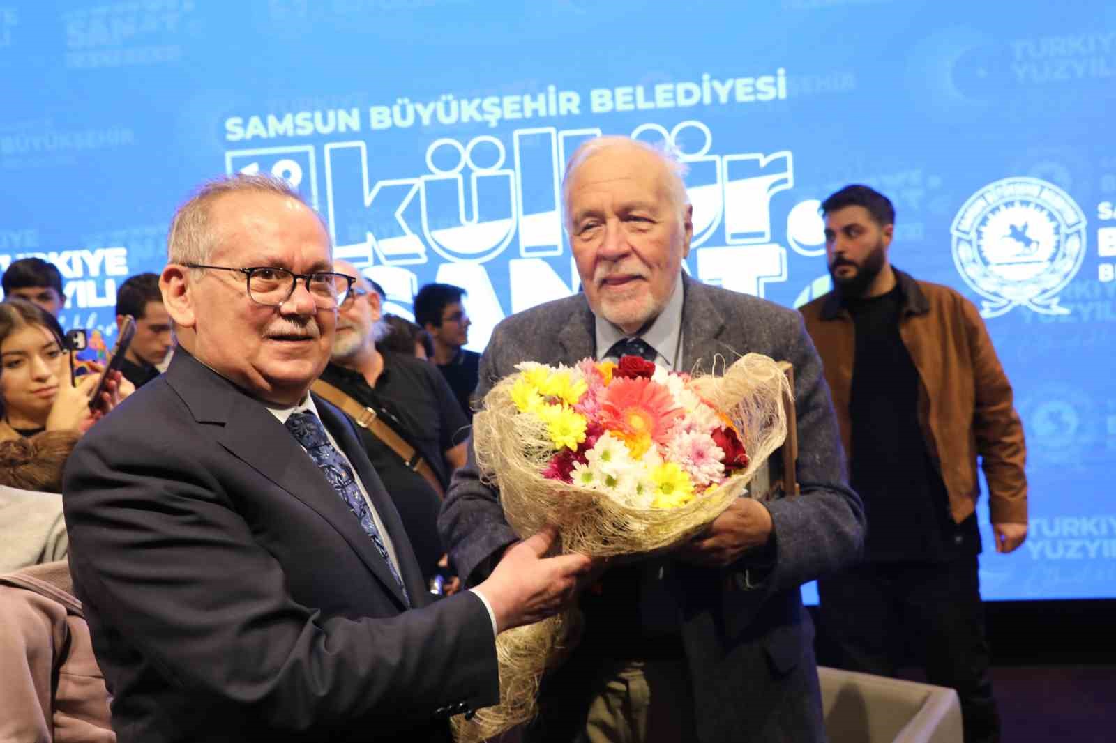 PROF. DR. İLBER ORTAYLI, "TÜRKİYE YÜZYILI KONUŞMALARI" PROGRAMI ÇERÇEVESİNDE SAMSUN'DA SEVENLERİ İLE BULUŞTU. ORTAYLI, "TÜRKİYE CUMHURİYETİ, OSMANLI'NIN DEVAMIDIR" DEDİ