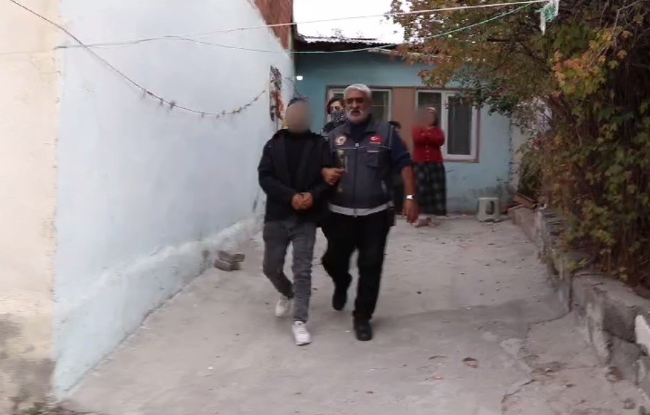 ERZURUM EMNİYET MÜDÜRLÜĞÜ ASAYİŞ ŞUBE MÜDÜRLÜĞÜ EKİPLERİ ŞEHİR GENELİNDE YAPTIKLARI OPERASYON VE ÇALIŞMALARLA HAKLARINDA ARAMA VE TUTUKLAMA KARARI OLAN 16 ŞAHIS HAKKINDA İŞLEM YAPTILAR
