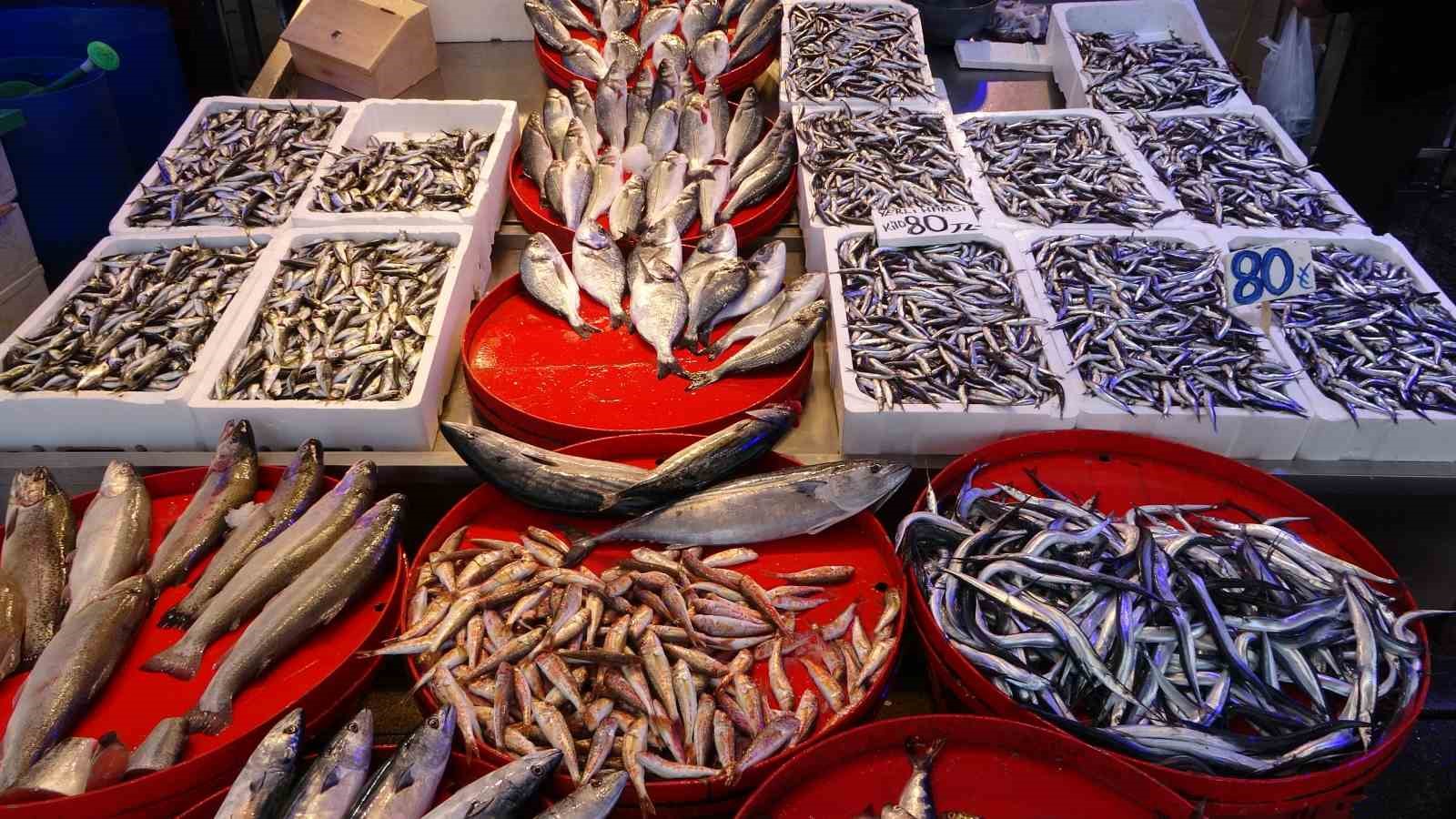 TRABZON BALIK HALİ'NDE DÜN KİLOSU 50 TL'DEN SATILAN HAMSİ BUGÜN İTİBARİYLE FİYATI 60-80 TL ARASINDA DEĞİŞİRKEN, SEZON BAŞINDA PEK GÖRÜNMEYEN PALAMUTTA TEZGÂHLARI SÜSLÜYOR