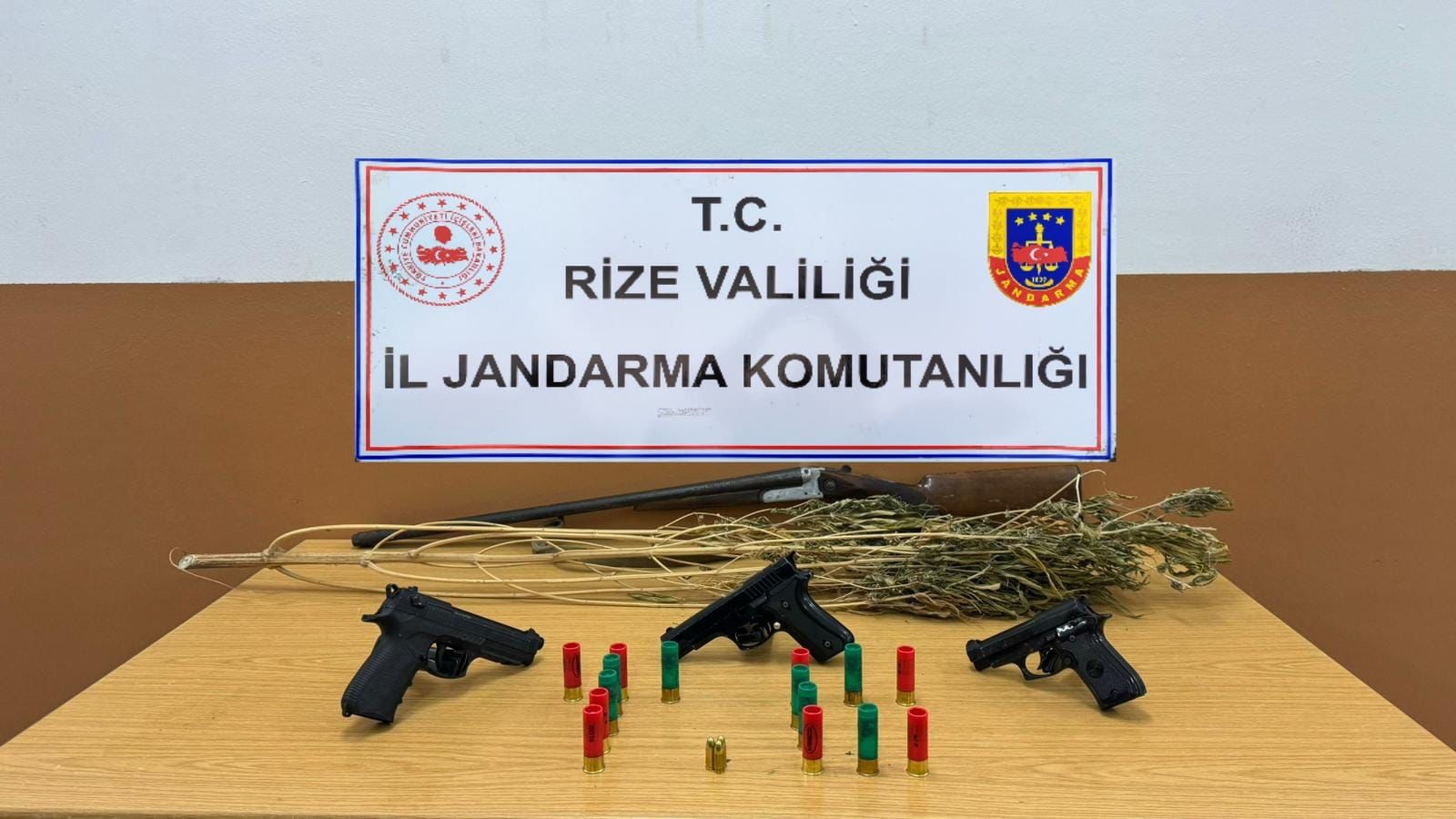 RİZE İL JANDARMA EKİPLER 16 – 22 EKİM TARİHLERİ ARASINDA 53 ŞÜPHELİ HAKKINDA İŞLEM YAPTI. RUHSATSIZ TABANCADAN UYUŞTURUCU MADDEDEN KAÇAK GÖÇMENE BİR ÇOK OPERASYON YAPILDI