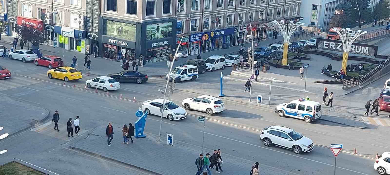 TÜRKİYE'DE EYLÜL AYINDA 198 BİN 740 ADET TAŞITIN TRAFİĞE KAYDI YAPILDI. ERZURUM'DA İSE BİR AYDA 3 BİN 382 ARACIN KAYDI YAPILDI, TRAFİĞE KAYITLI ARAÇ SAYISI 130 BİN 228 OLARAK TESPİT EDİLDİ