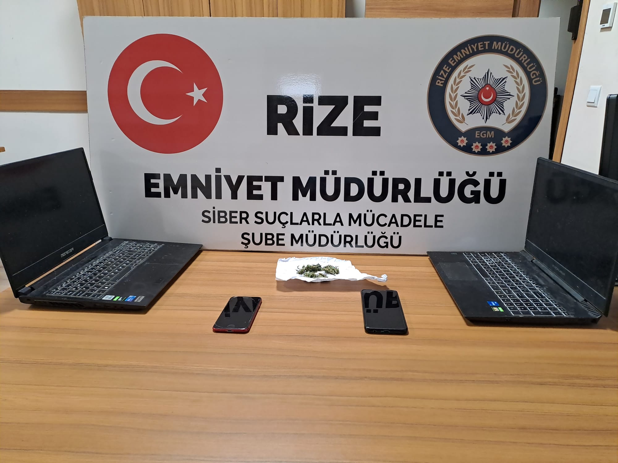 RİZE’DE YASA DIŞI BAHİS OYNATAN ŞİRKETLERDE YÖNETİCİ – MÜŞTERİ HİZMETLERİ GÖREVLİSİ OLARAK GÖREV YAPAN KİŞİLER YAKALANDI