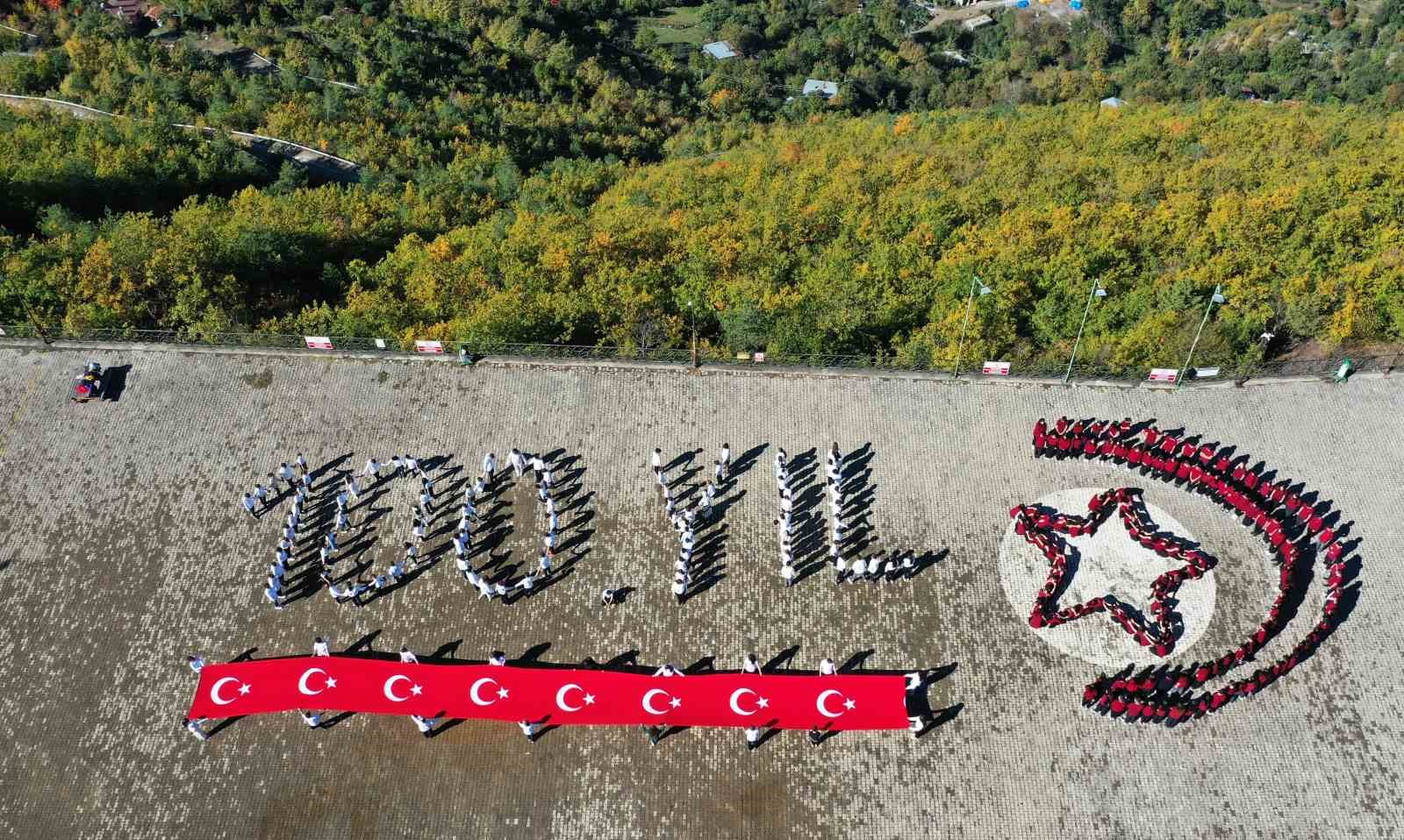 ARTVİN MİLLİ EĞİTİM MÜDÜRLÜĞÜNCE CUMHURİYETİN 100. YIL KUTLAMA ETKİNLİKLERİ KAPSAMINDA "AY YILDIZLI BAYRAK" VE "100. YIL" KAREOGRAFİ ÇALIŞMASI YAPILDI