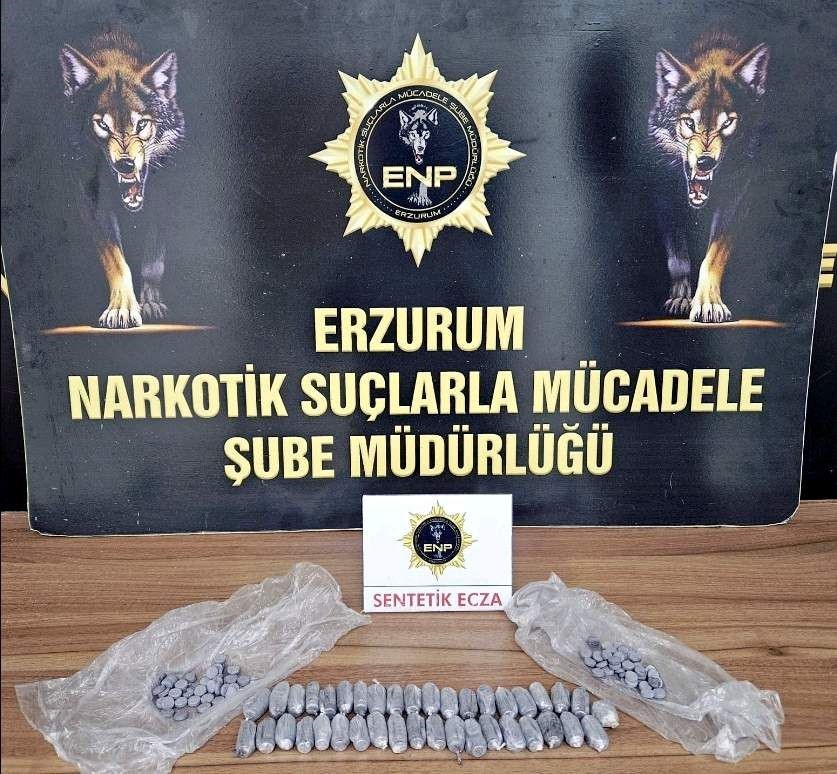 ERZURUM EMNİYET MÜDÜRLÜĞÜ NARKOTİK SUÇLARLA MÜCADELE ŞUBE MÜDÜRLÜĞÜ EKİPLERİNCE YOLCU OTOBÜSÜNDE YAPILAN ARAMADA, İRAN UYRUKLU İKİ ŞAHSIN İÇ ÇAMAŞIRLARINA SAKLADIĞI 470 ADET SENTETİK ECZA ELE GEÇİRİLDİ