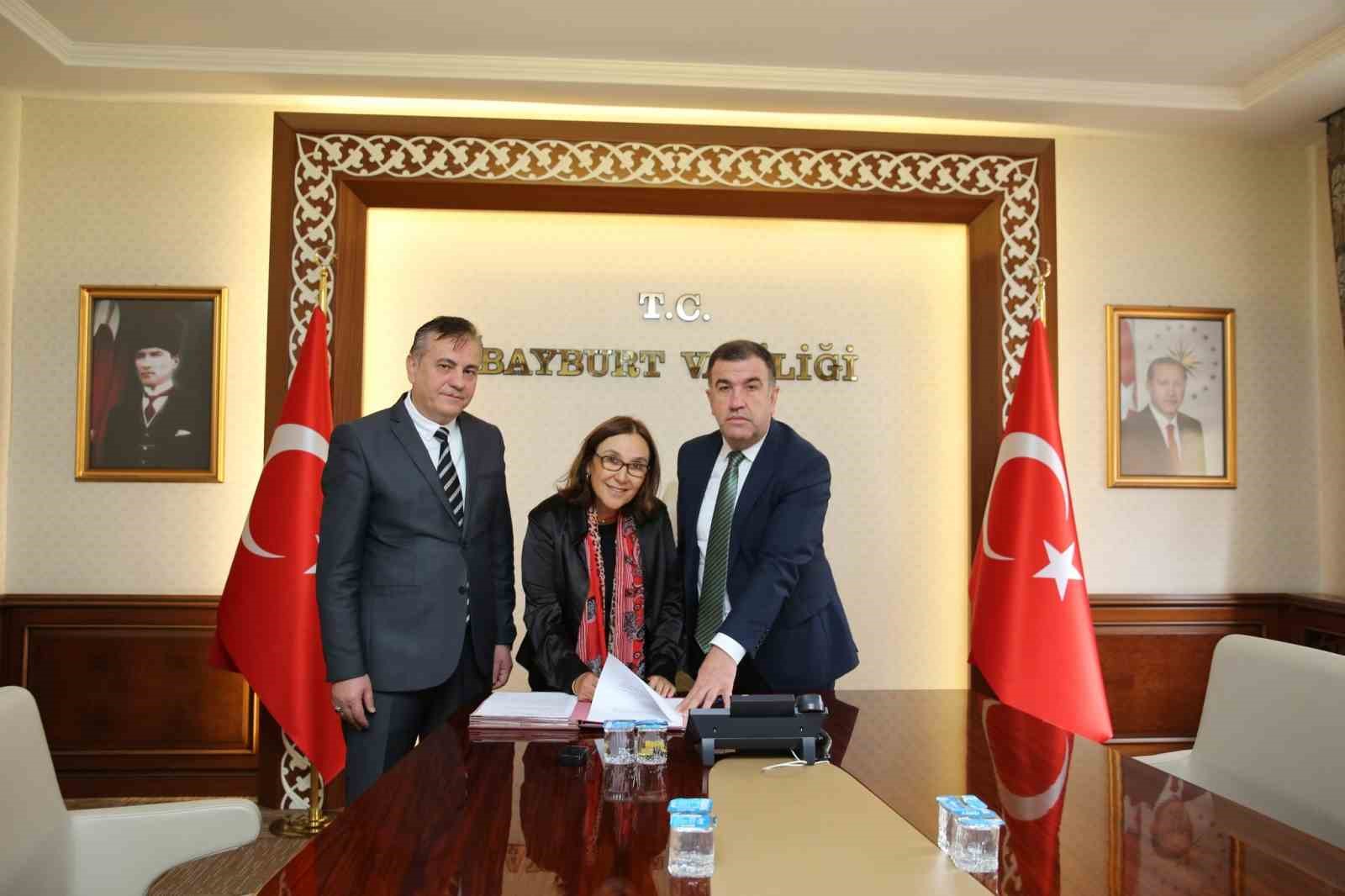 İÇİŞLERİ BAKANLIĞI SİVİL TOPLUMLA İLİŞKİLER GENEL MÜDÜRLÜĞÜ TARAFINDAN DERNEKLERE YAPILAN YARDIM KAPSAMINDA, BAYBURT'TA PROJE YARDIMI ALMAYA HAK KAZANAN SİVİL TOPLUM KURULUŞLARI İLE PROTOKOL İMZALANDI