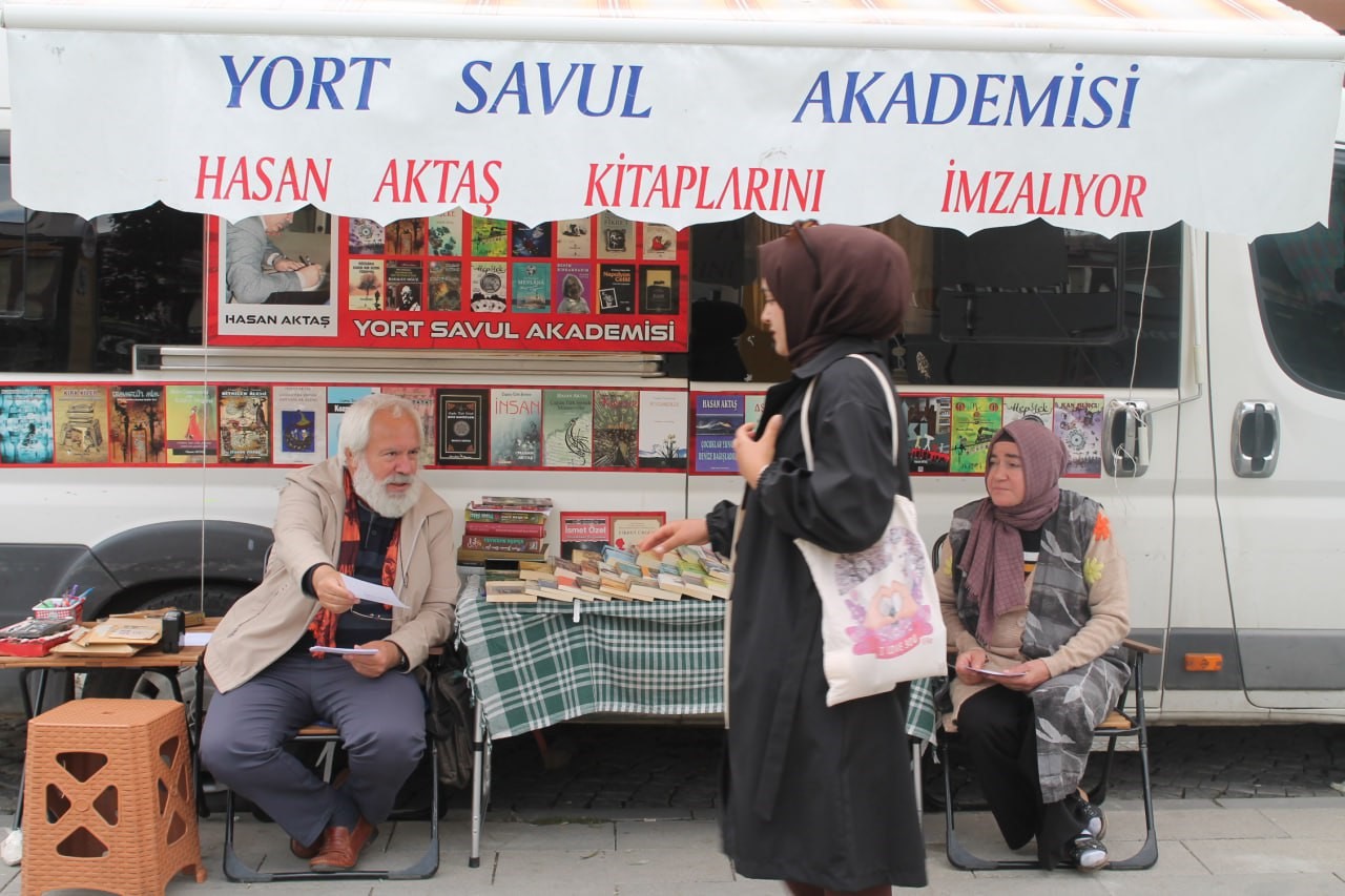 5 TIR DOLUSU KİTABI BULUNAN BAYBURT'TA İNSAN VE TOPLUM BİLİMLERİ FAKÜLTESİ TÜRK DİLİ VE EDEBİYATI BÖLÜMÜNDE ÖĞRETİM ÜYESİ OLAN 63 YAŞINDAKİ DOÇ. DR. HASAN AKTAŞ’IN KİTAPLARI EVİNE SIĞMADI SOKAĞA TAŞTI